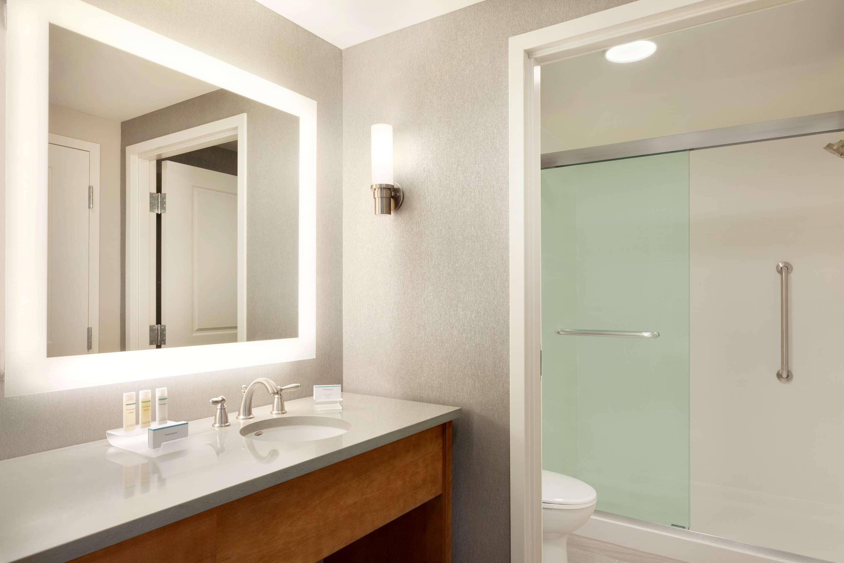 Guest room bath
