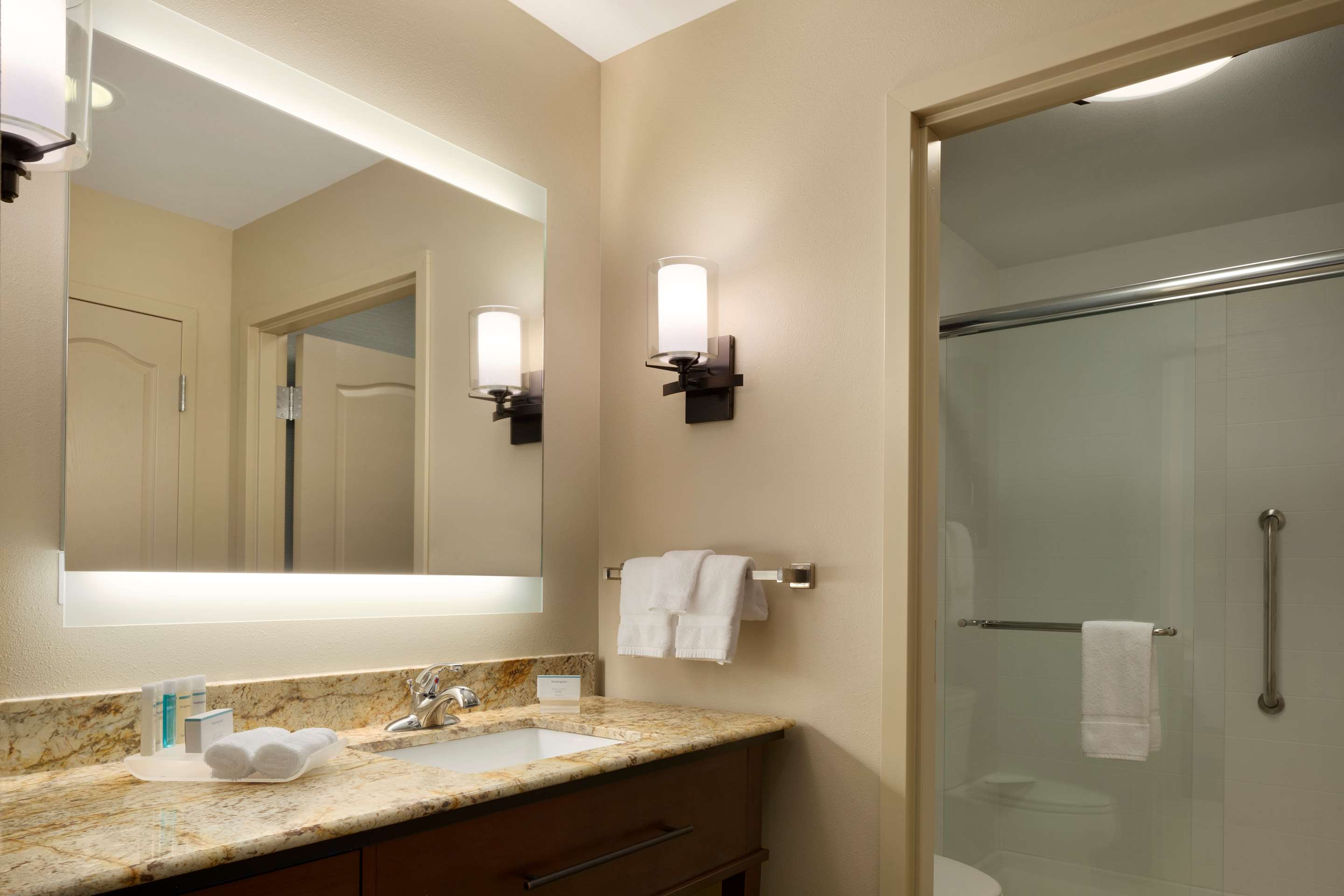 Guest room bath