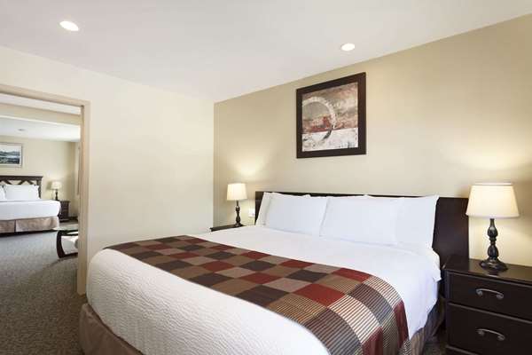 Suite - Days Inn Montreal Saint Leonard