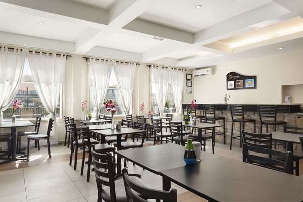 Restaurant - Days Inn Montreal Saint Leonard