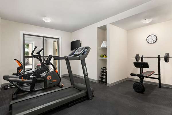 Fitness/ Exercise Room - Days Inn Montreal Saint Leonard