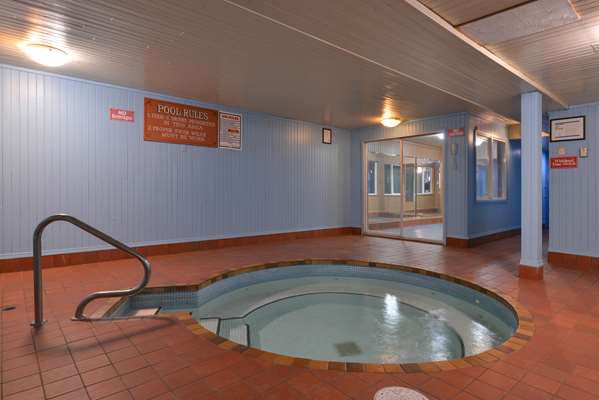 Pool - Canadas Best Value Inn Vernon