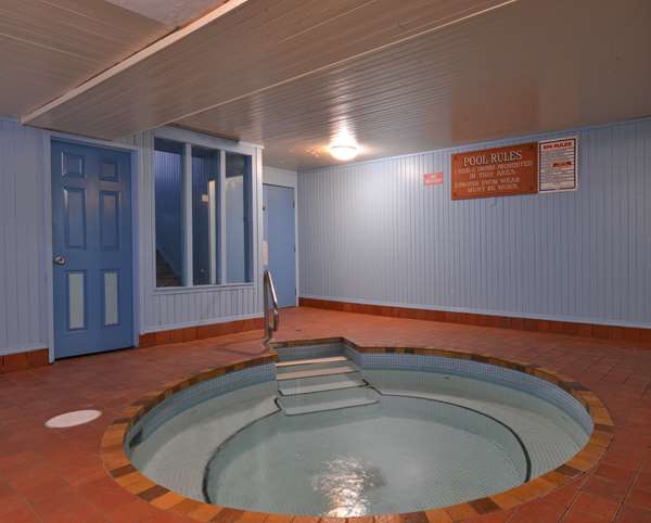 Pool - Canadas Best Value Inn Vernon