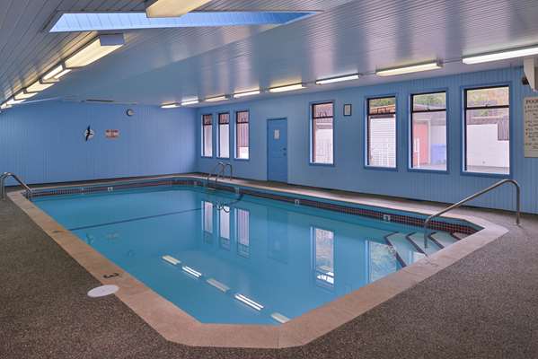 Pool - Canadas Best Value Inn Vernon