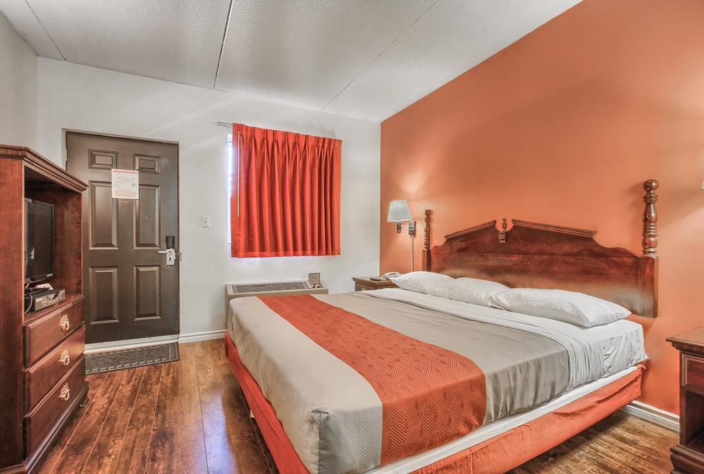 MOTEL 6 WINDSOR ON-guestroom-Guest Room,Bedding,King bed,Guest Room Amenity,TV and multimedia,Indoor/Interior,On-Site,Furnishings,Telephone,Deluxe Room,Single Room.jpg