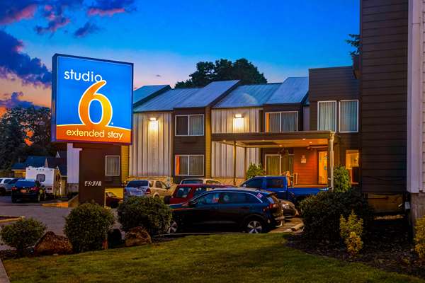Exterior view - Studio 6 Suites Portland - I-405, Exit 23B