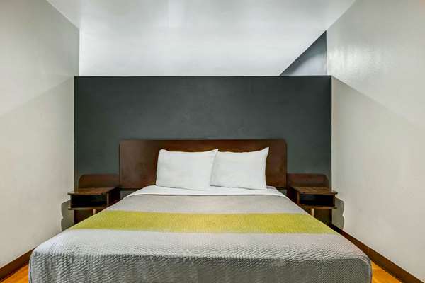  - Studio 6 Suites Portland - I-405, Exit 23B