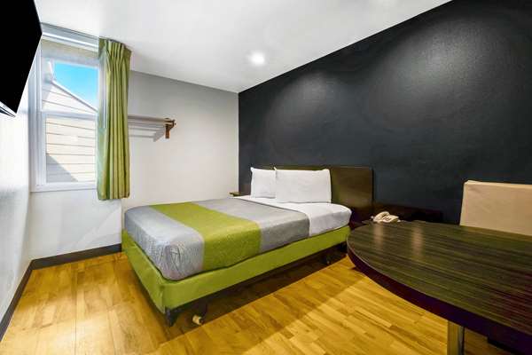  - Studio 6 Suites Portland - I-405, Exit 23B