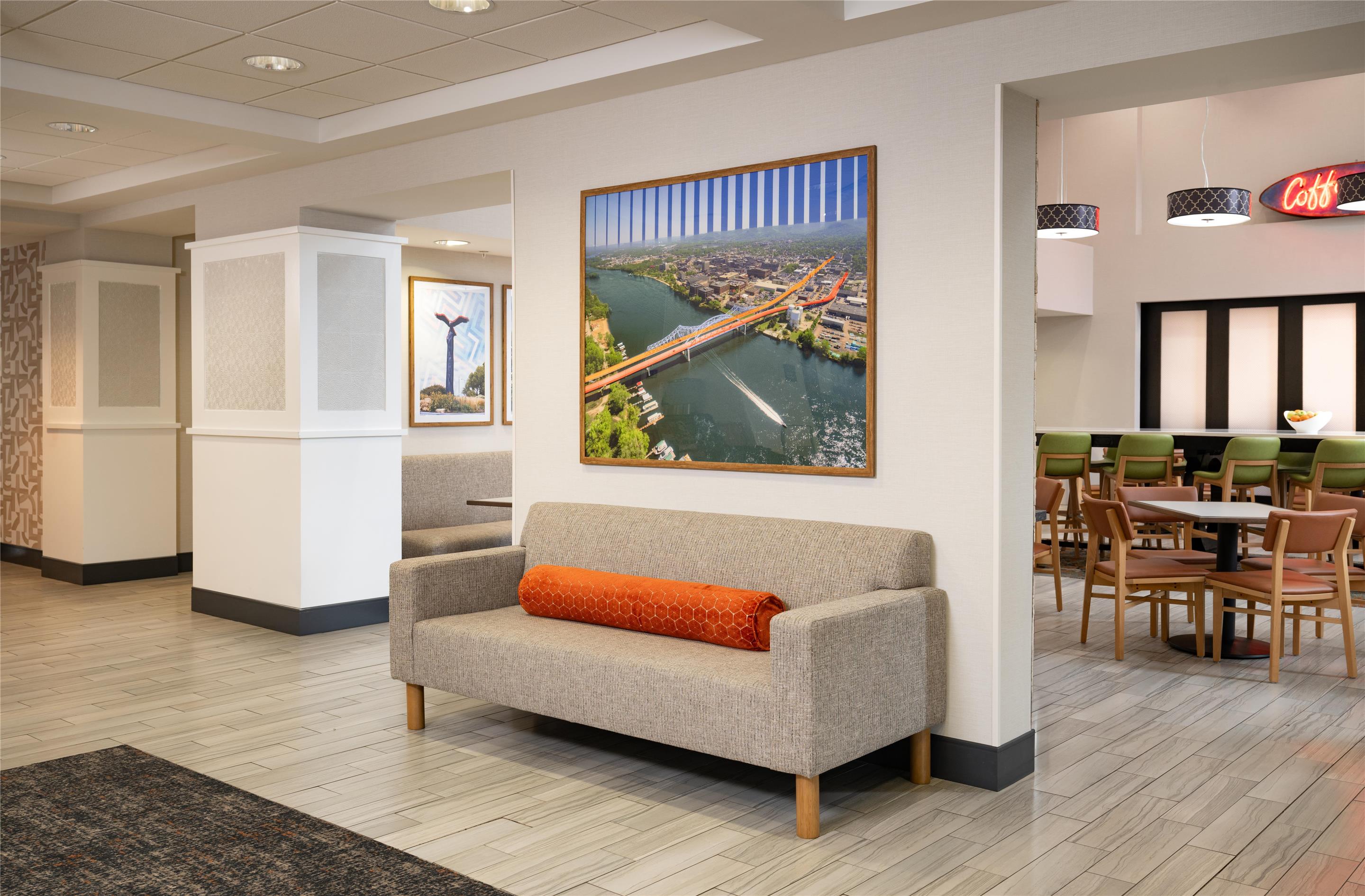 Lobby | Hampton Inn & Suites La Crosse Downtown