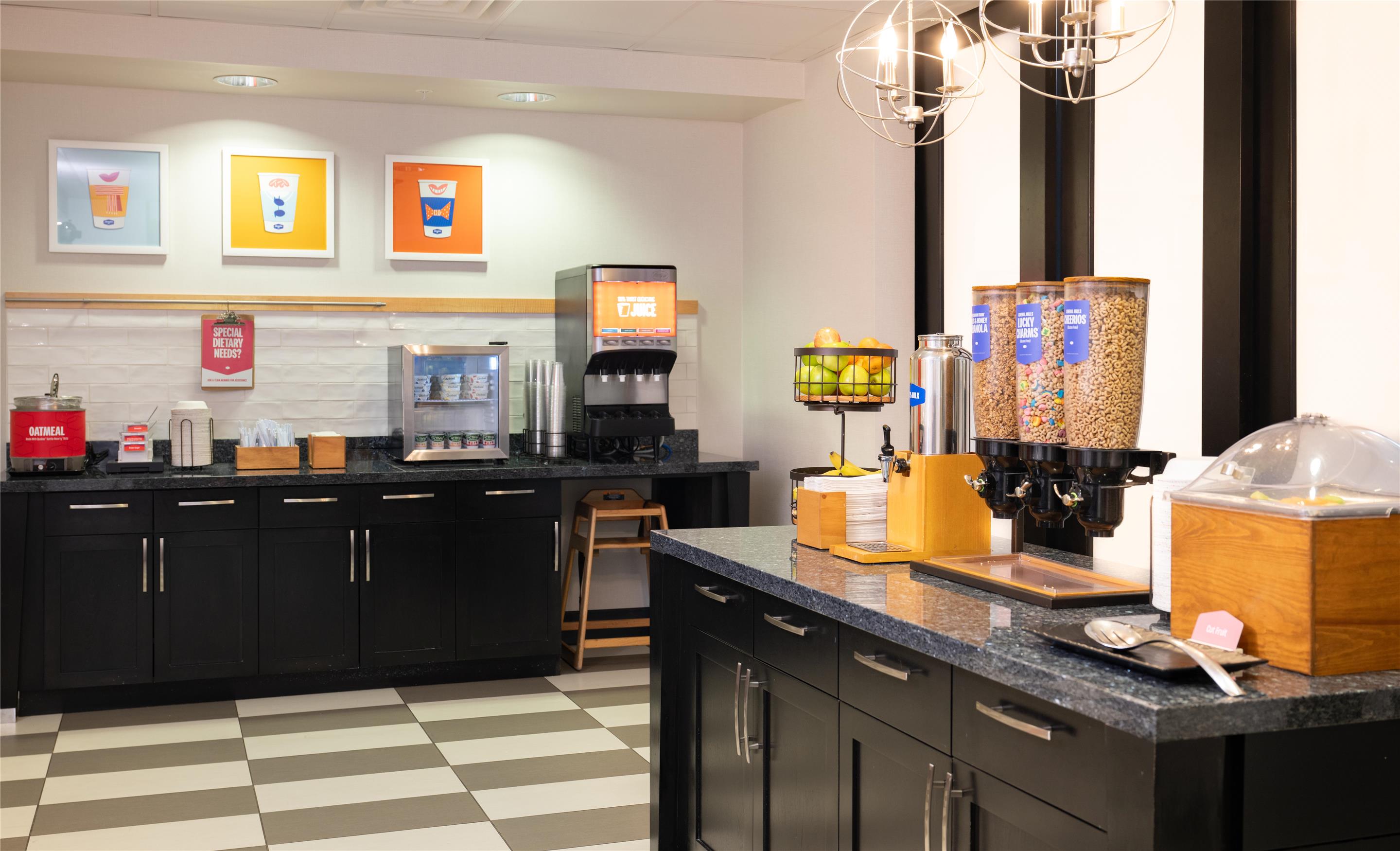 Breakfast Area | Hampton Inn & Suites La Crosse Downtown
