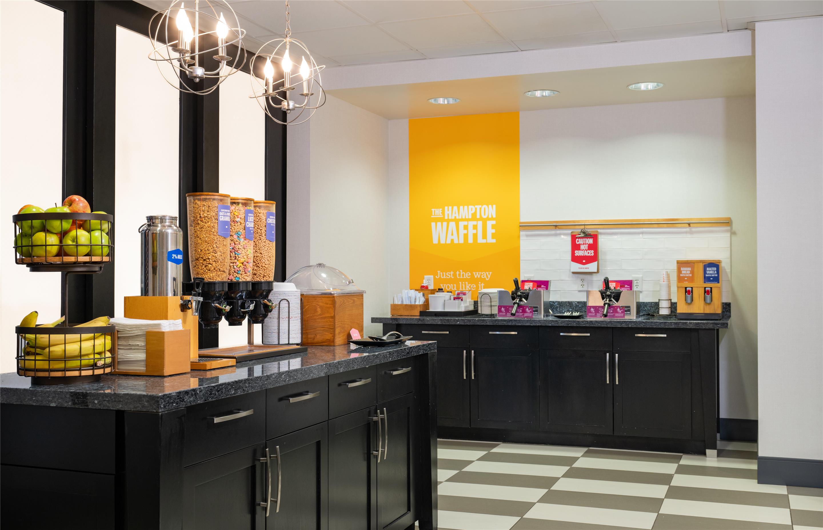 Breakfast Area | Hampton Inn & Suites La Crosse Downtown