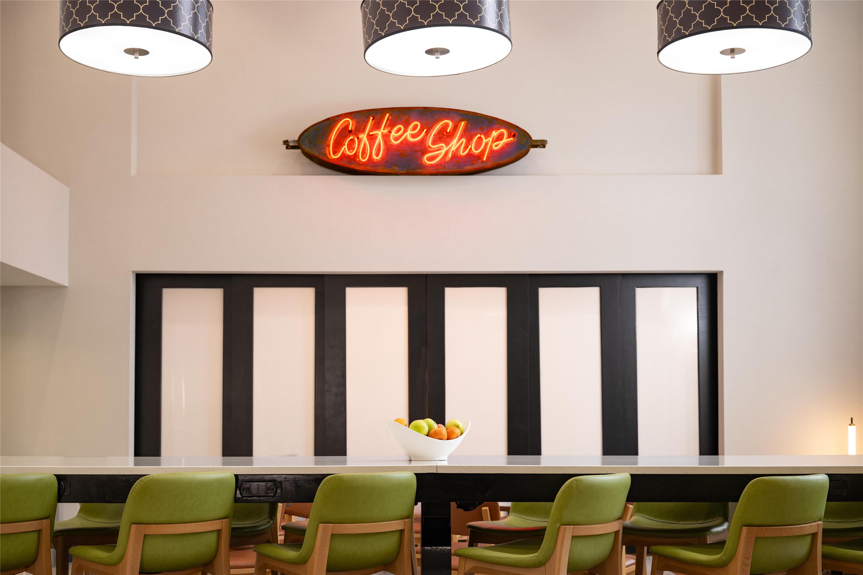 Breakfast Area | Hampton Inn & Suites La Crosse Downtown