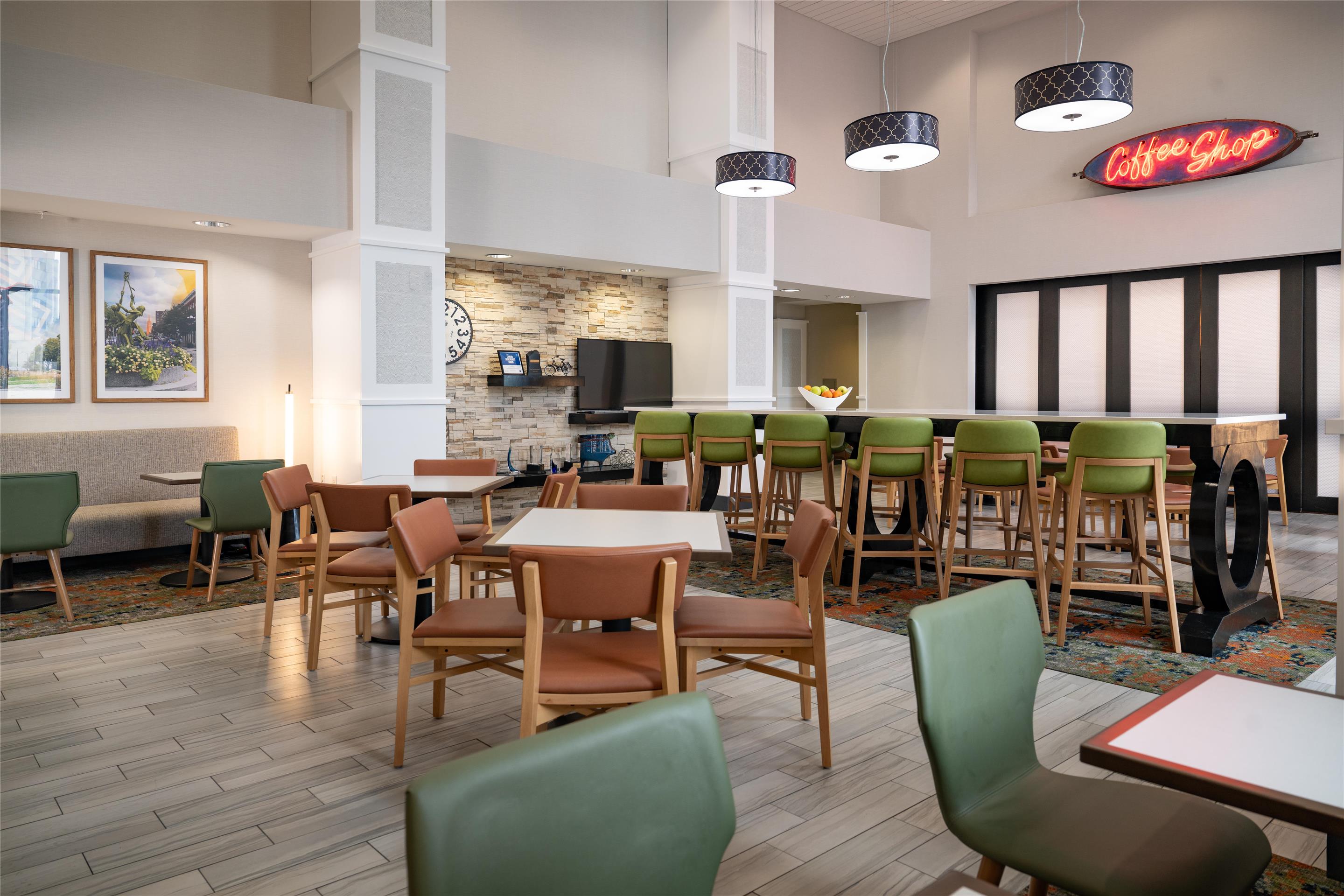 Breakfast Area | Hampton Inn & Suites La Crosse Downtown