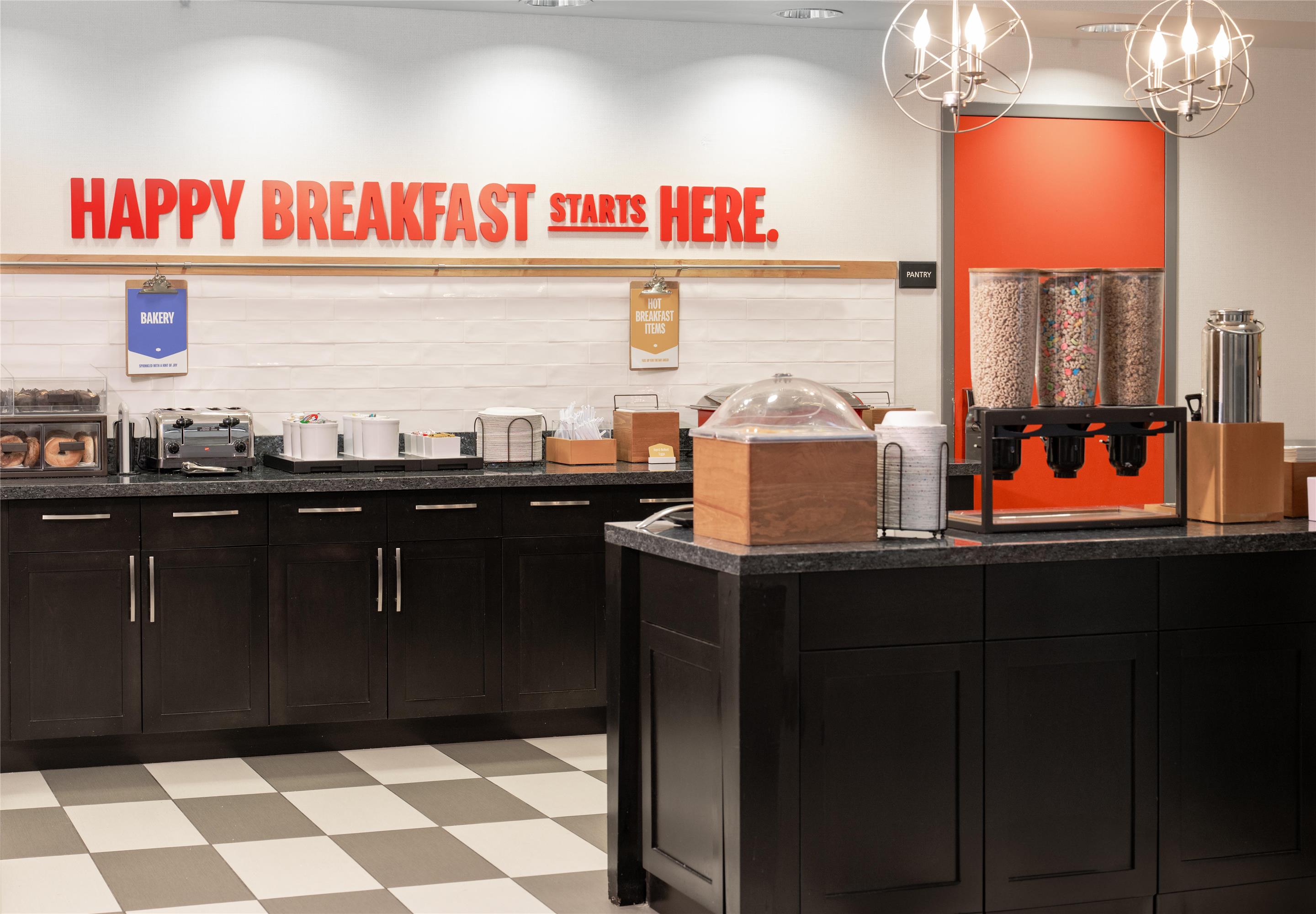 Breakfast Area | Hampton Inn & Suites La Crosse Downtown