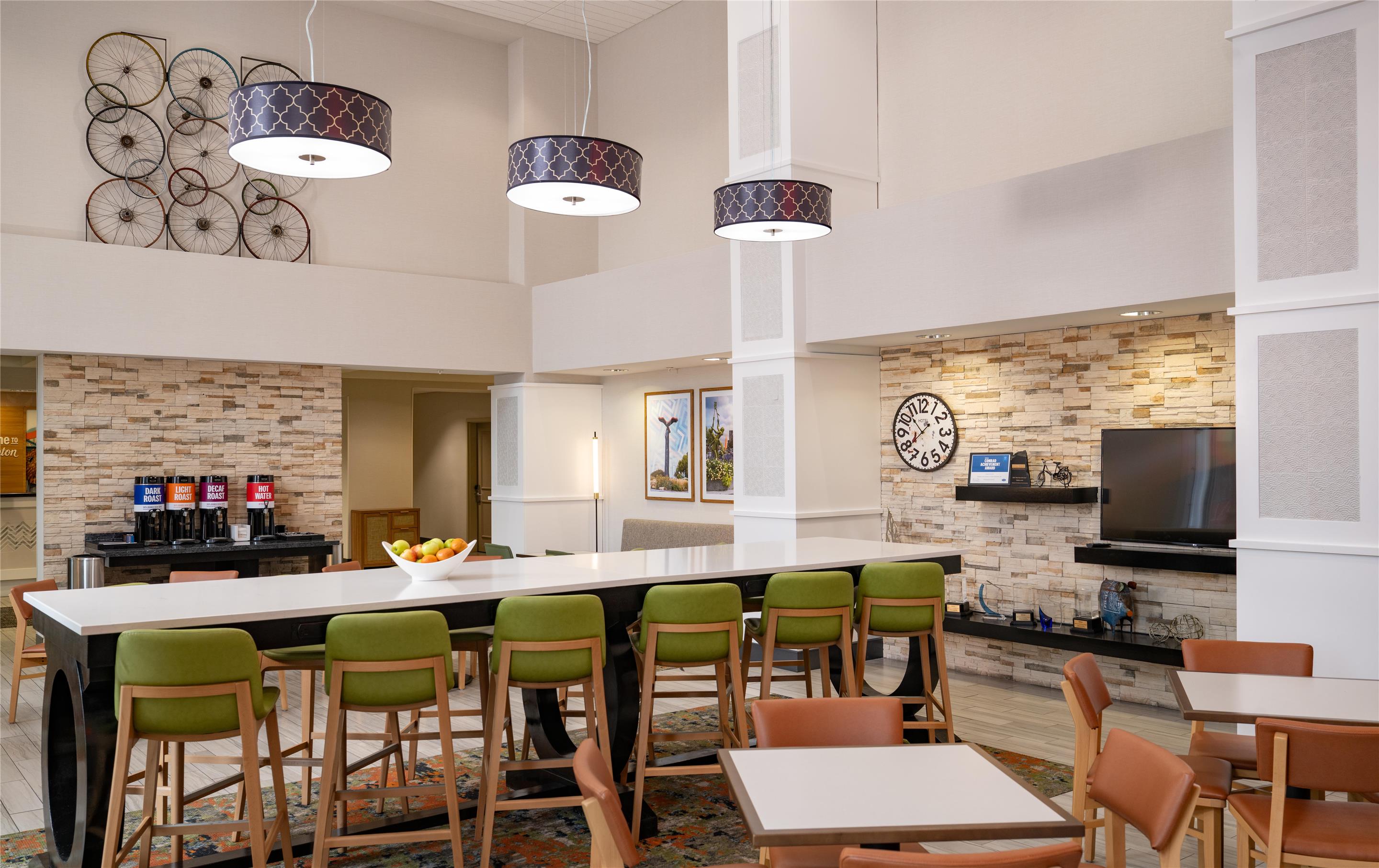 Breakfast Area | Hampton Inn & Suites La Crosse Downtown