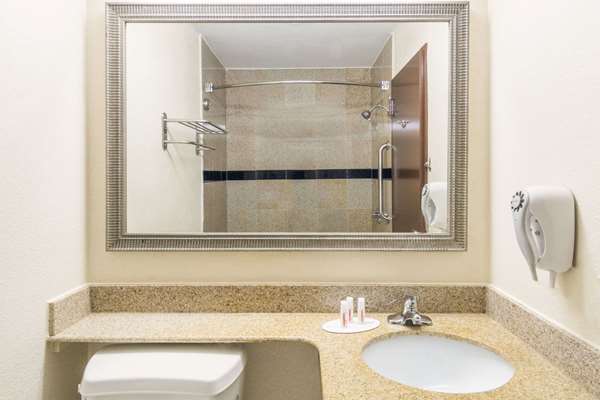  - Super 8 Beaumont - I-10, Exit 851