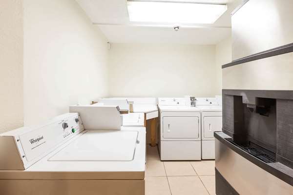 Amenities - Super 8 Beaumont - I-10, Exit 851