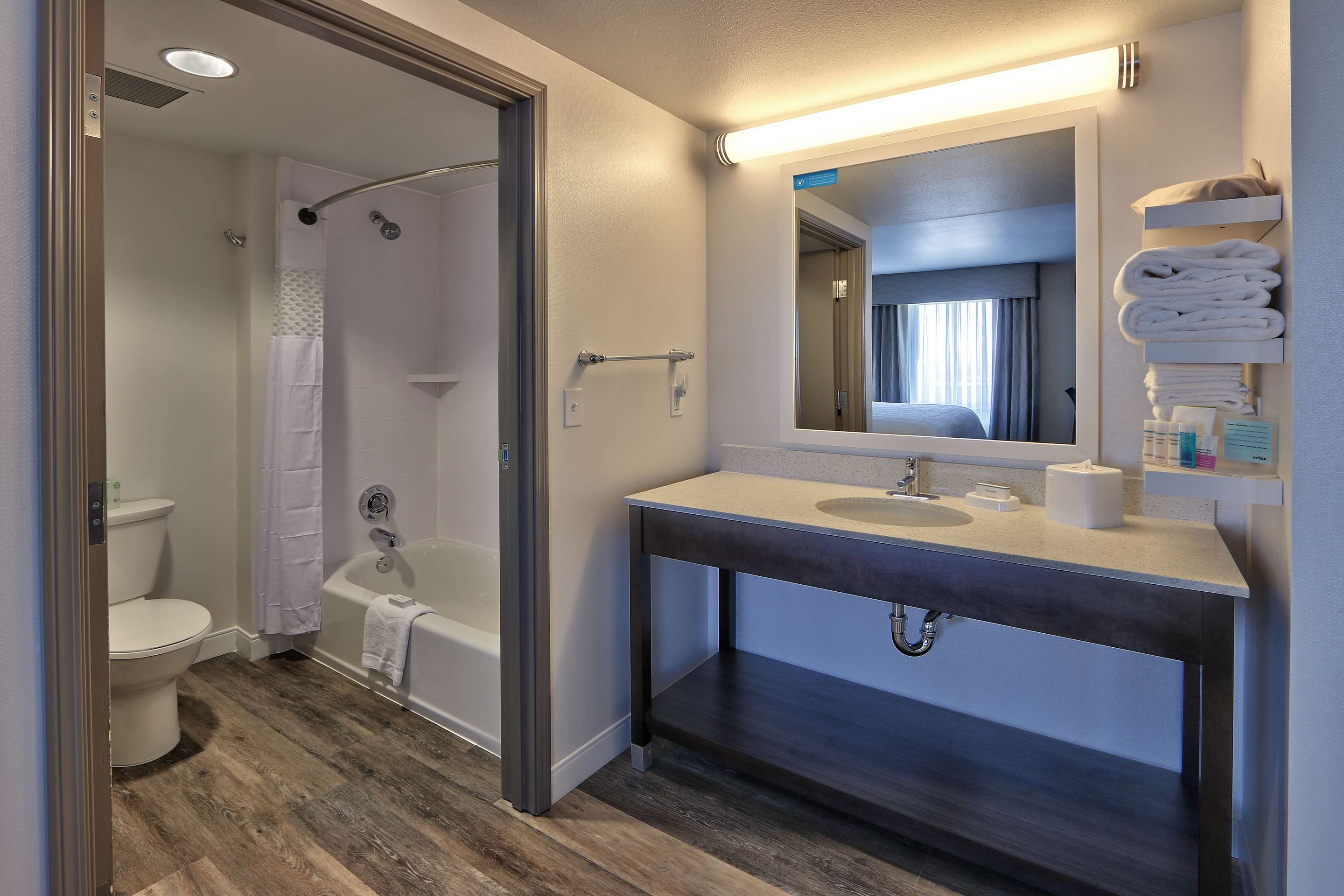 Guest room bath