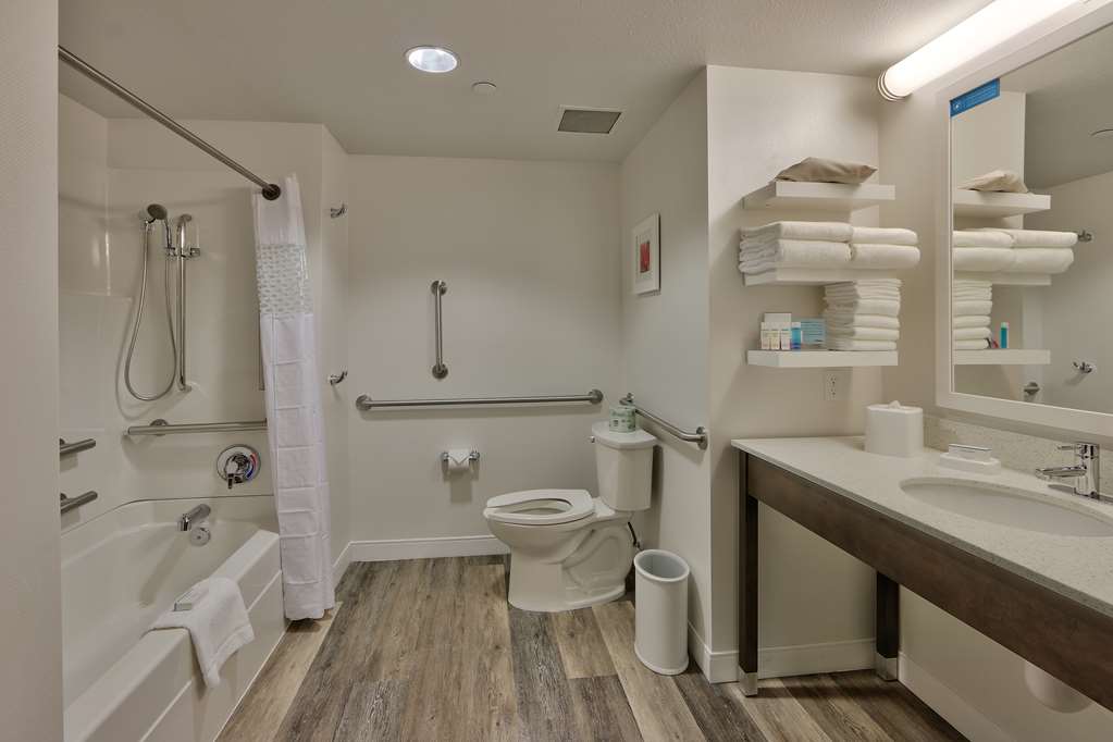 Hampton Inn & Suites by Hilton Albuquerque Airport Room Type - 2QN MOB HEA ACC TUB STU NS