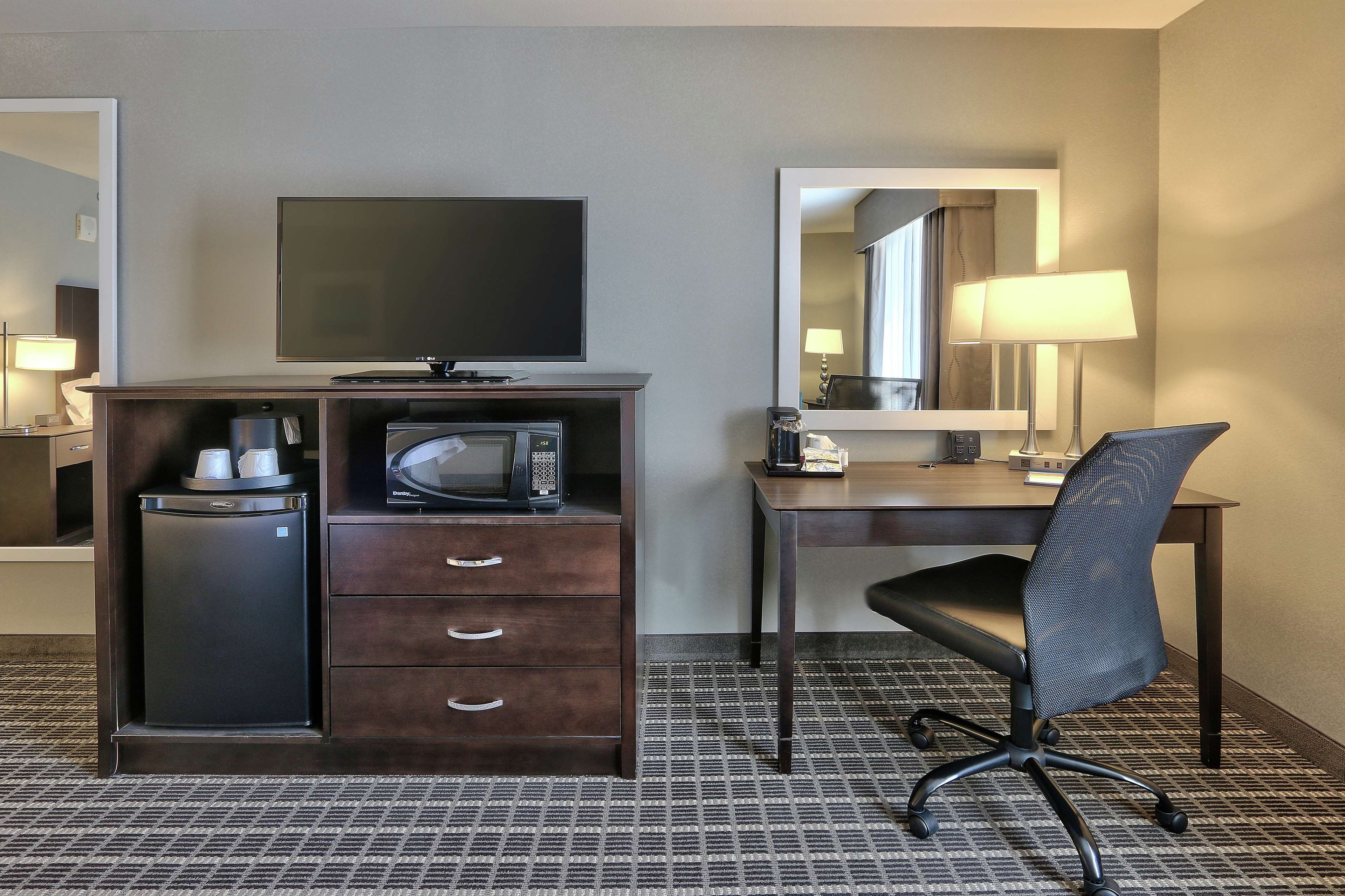 Hampton Inn & Suites by Hilton Albuquerque Airport Room Type - 1 KING MICROWV FRIDGE NS
