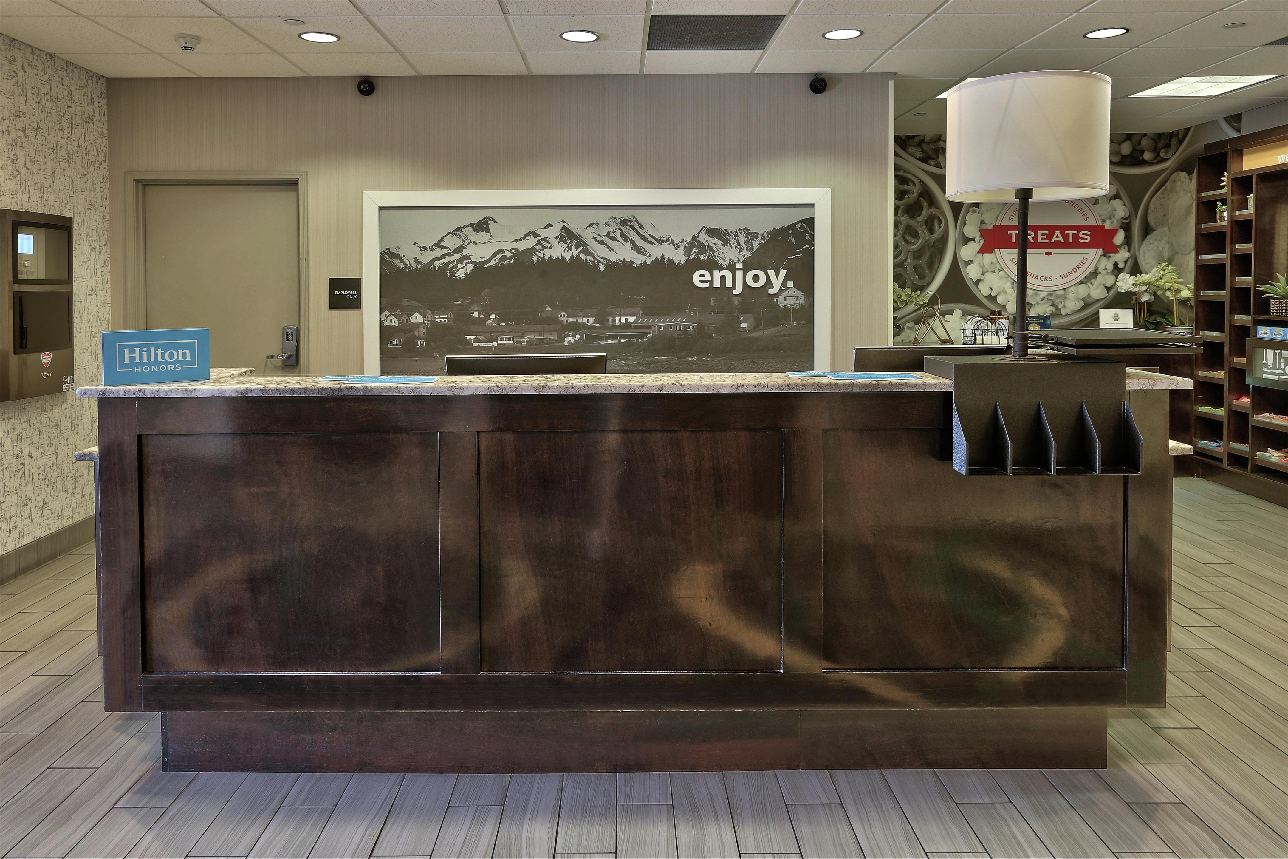 Reception | Hampton Inn & Suites Albuquerque Airport