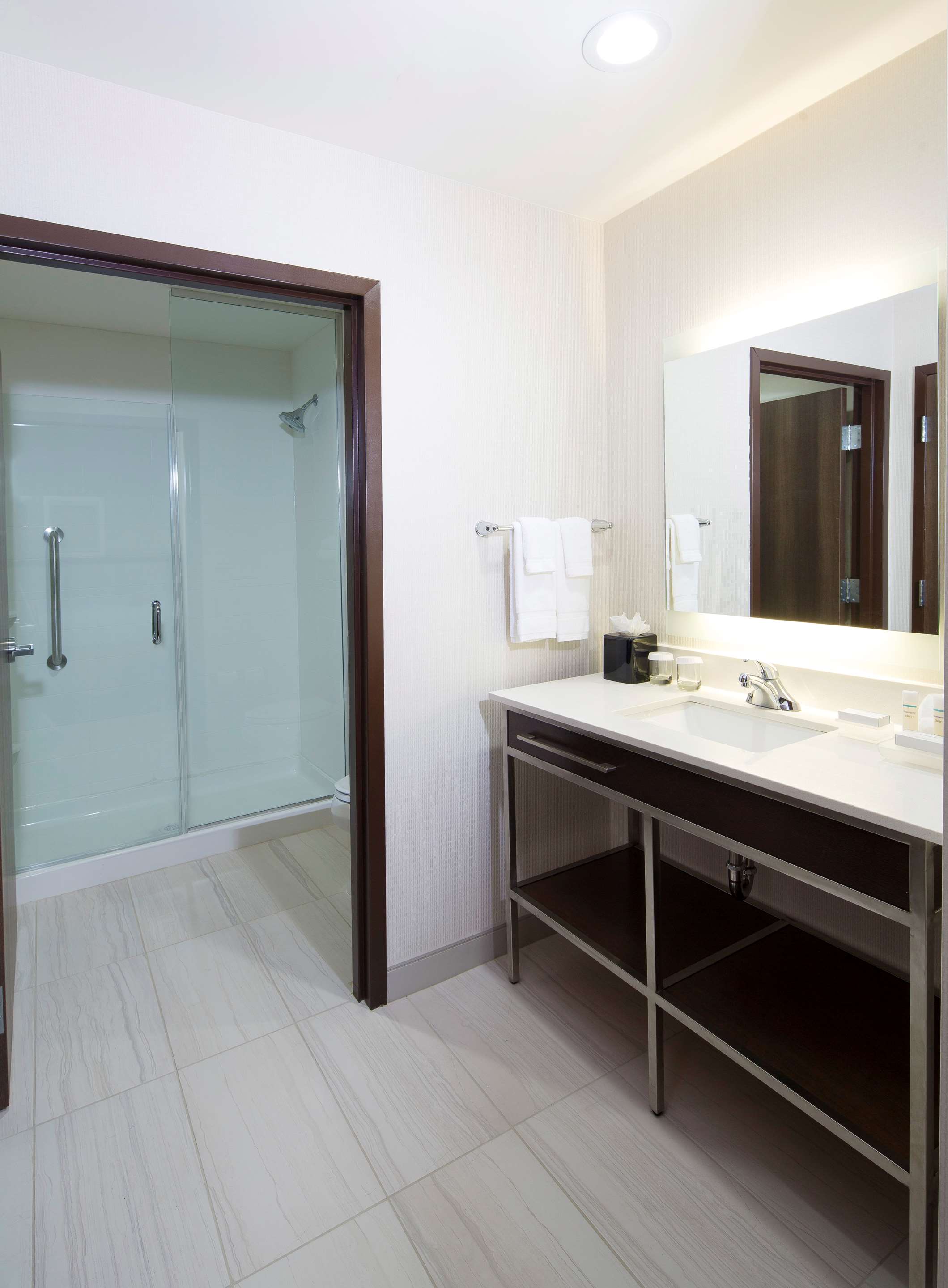 Guest room bath