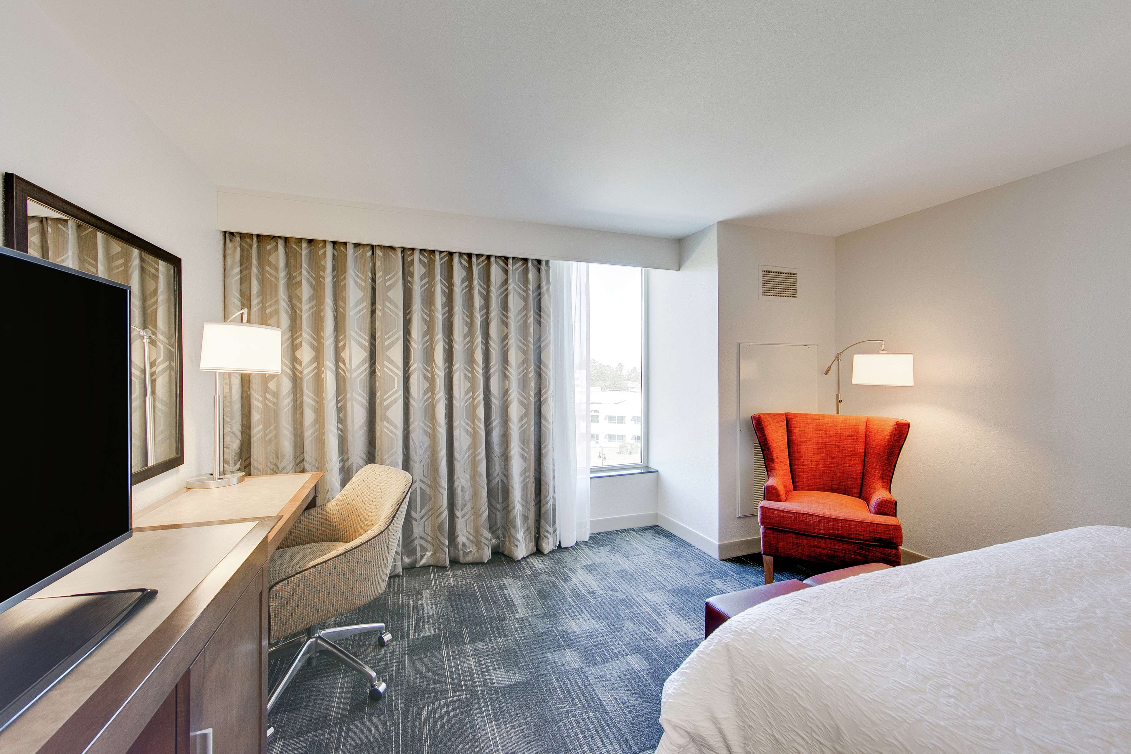 Hampton Inn & Suites by Hilton North Houston Spring Room Type - 1 KING SFBD FRIDGE  NS