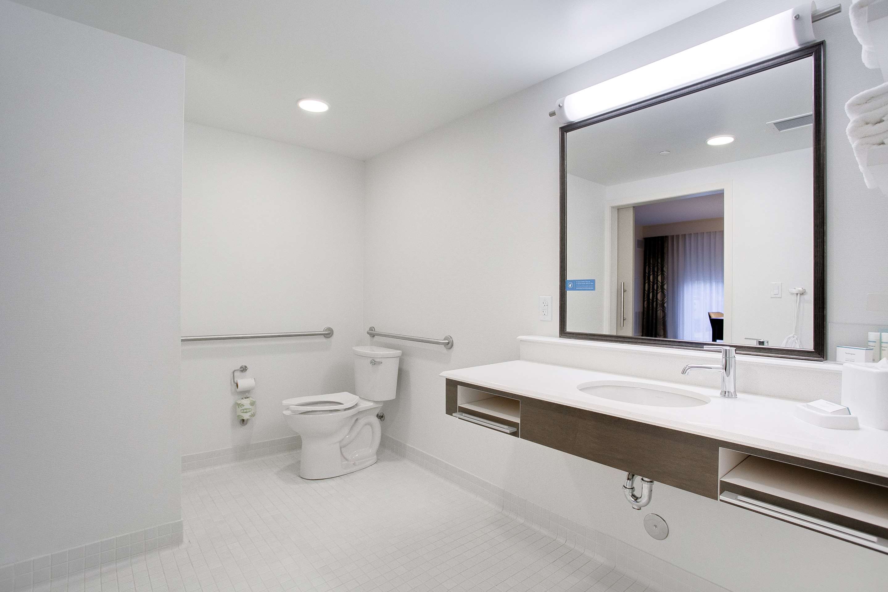 Guest room bath