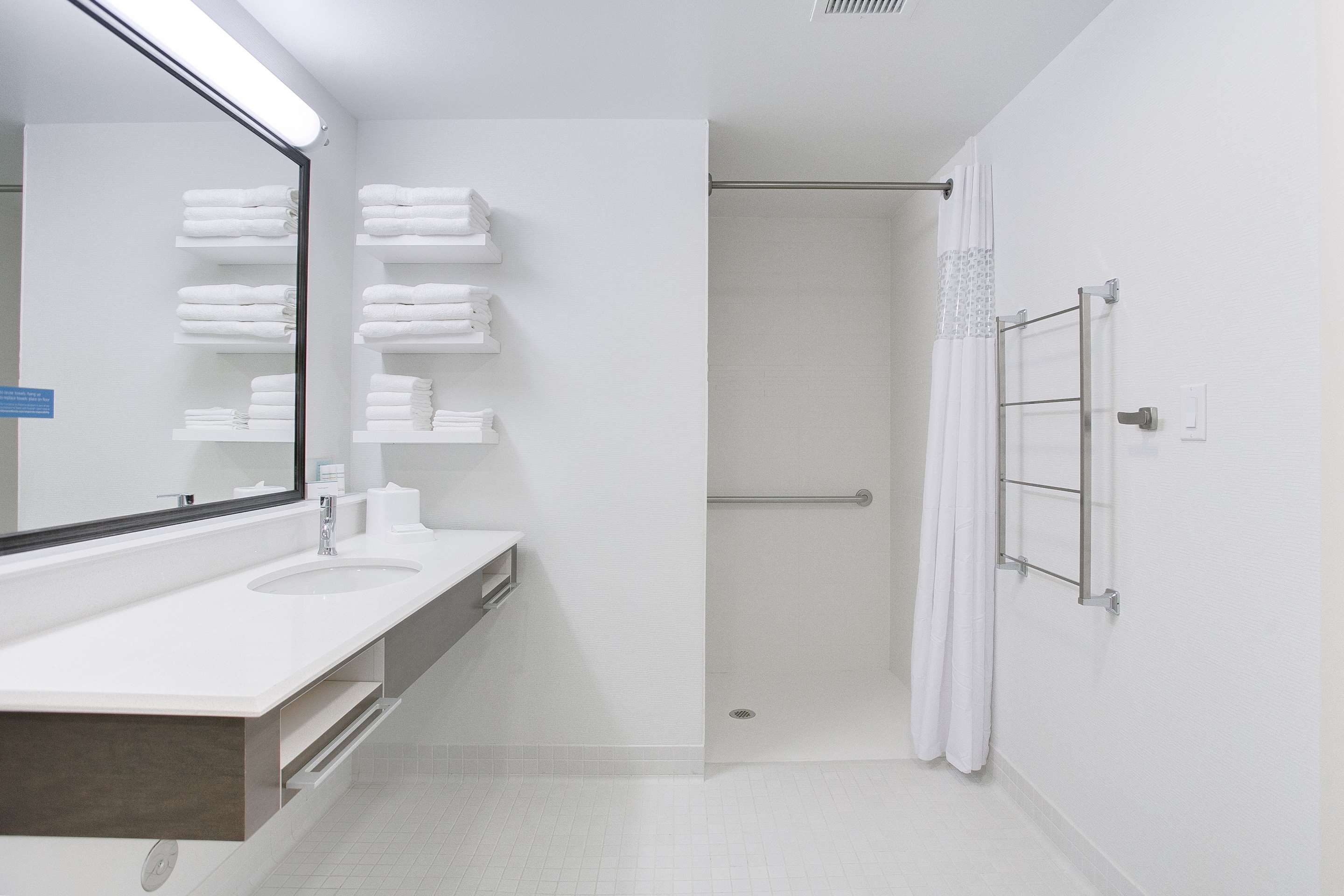 Guest room bath
