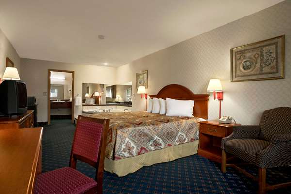 Suite - Days Inn Huntington - I-64, Exit 15