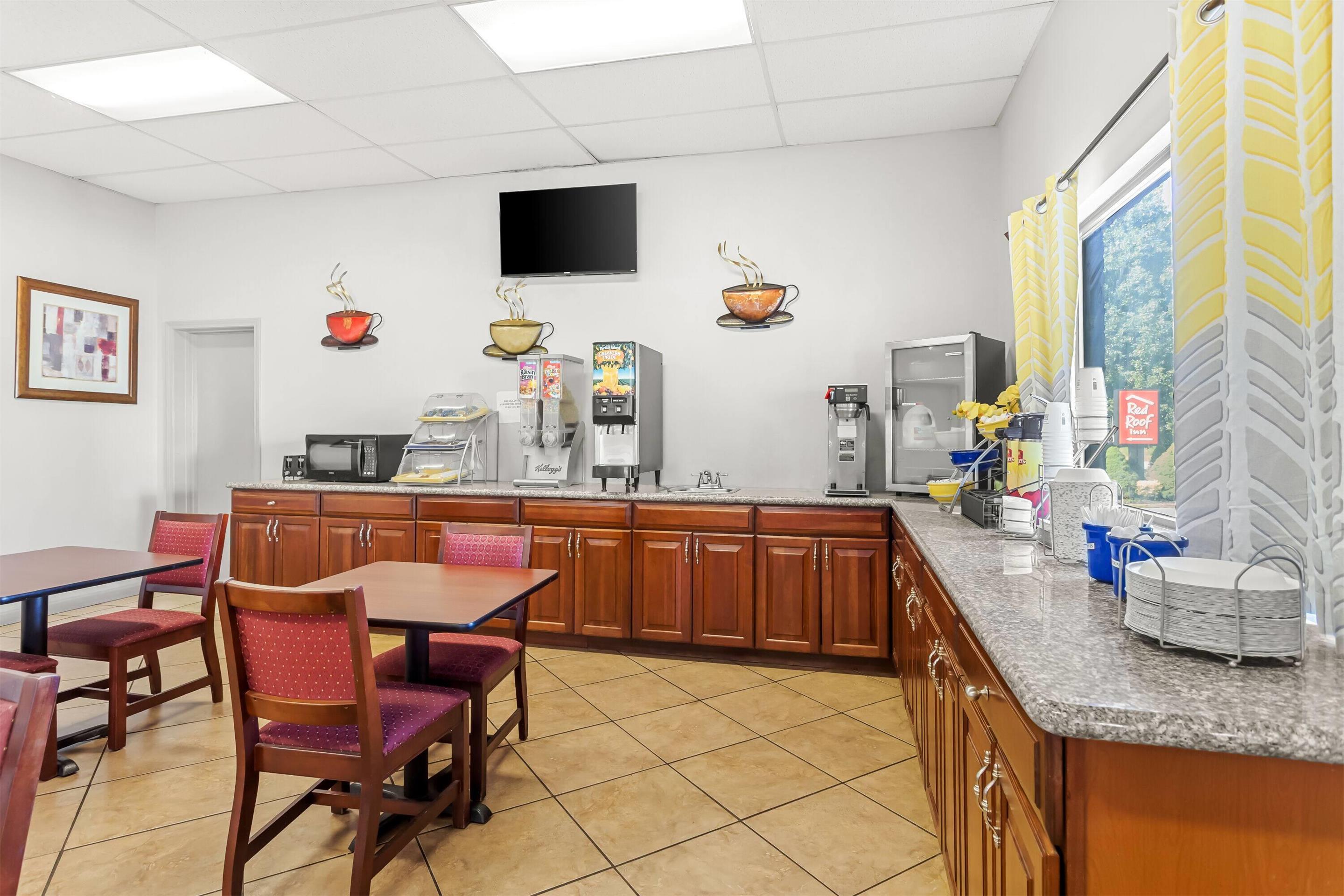 Breakfast Area | Days Inn by Wyndham Huntington