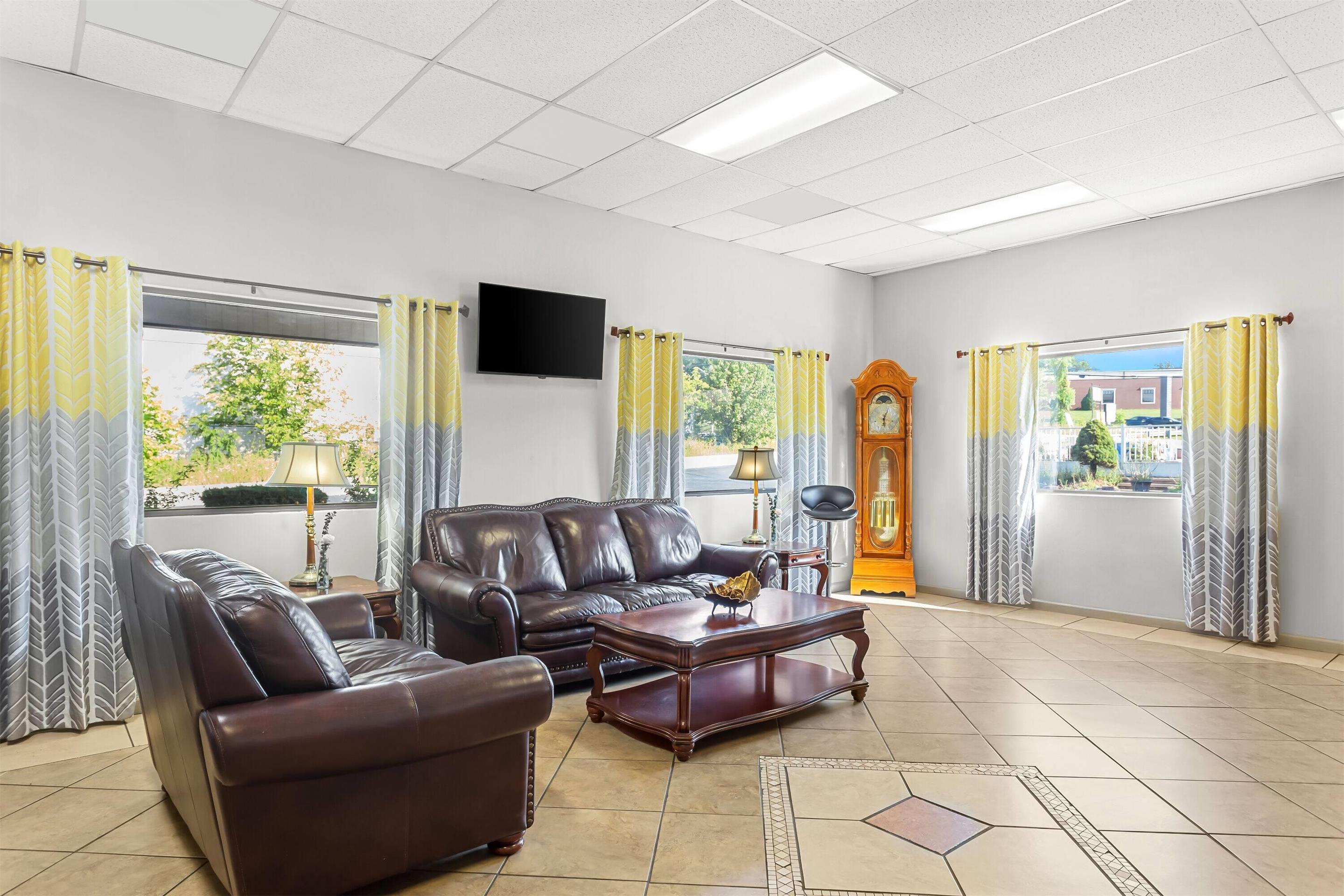 Lobby | Days Inn by Wyndham Huntington
