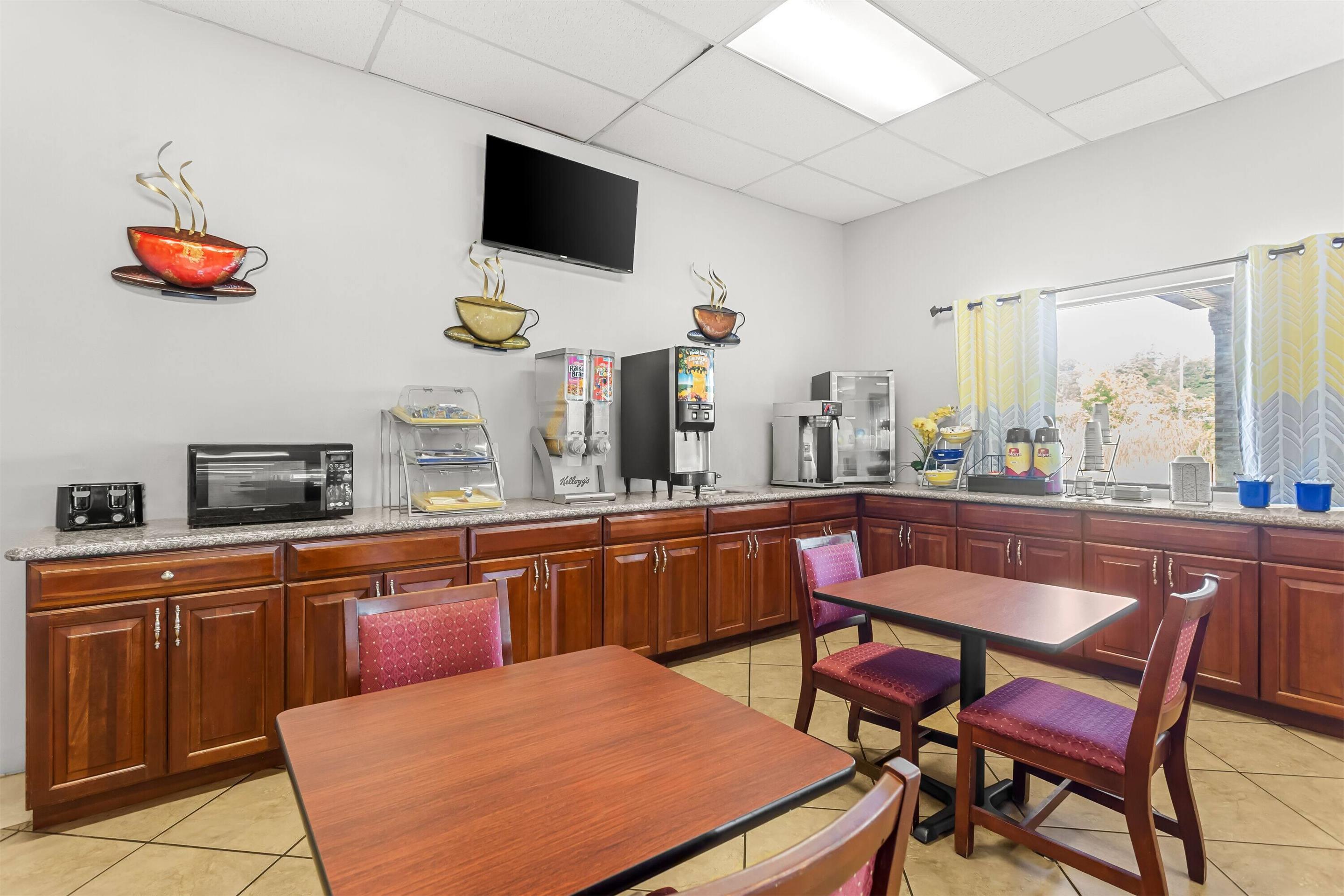 Breakfast Area | Days Inn by Wyndham Huntington
