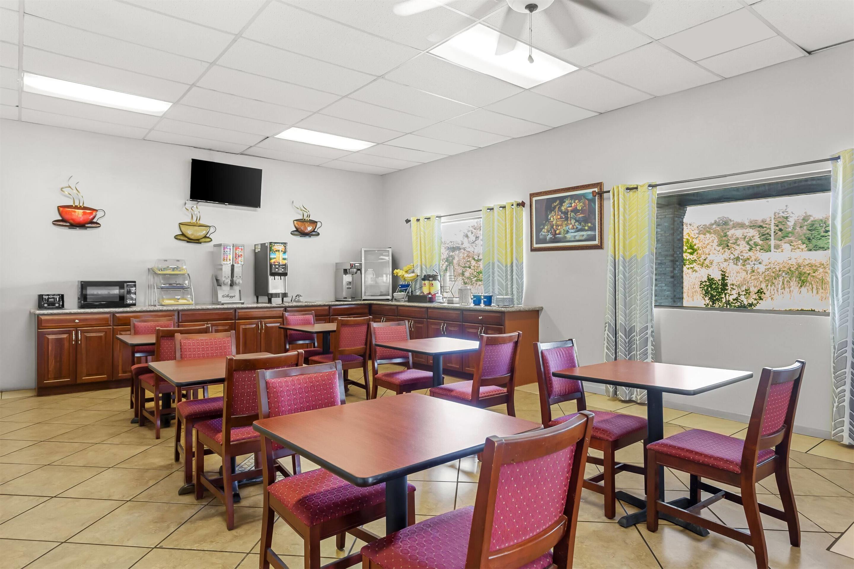 Breakfast Area | Days Inn by Wyndham Huntington