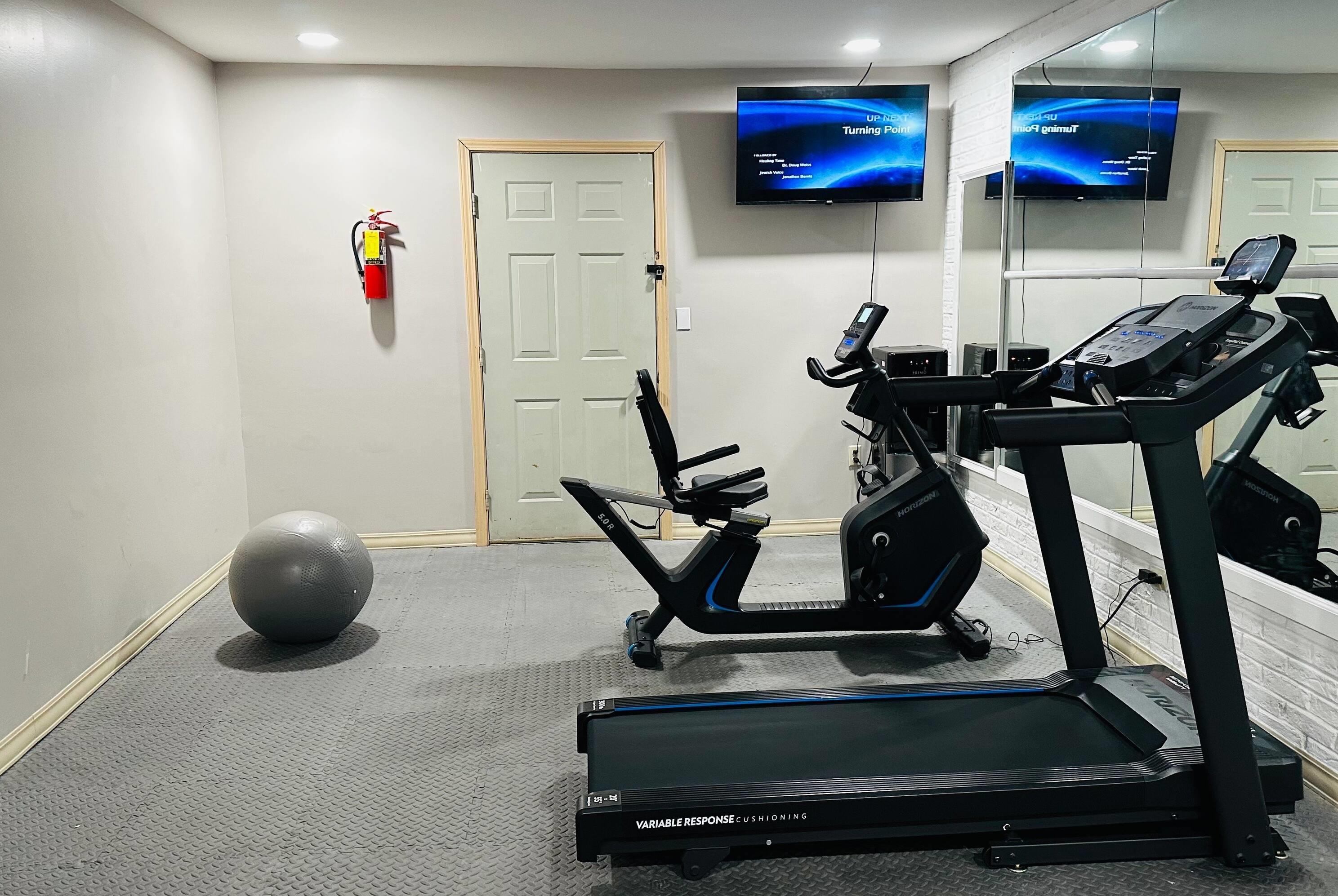 Health club fitness center gym | Days Inn by Wyndham Huntington