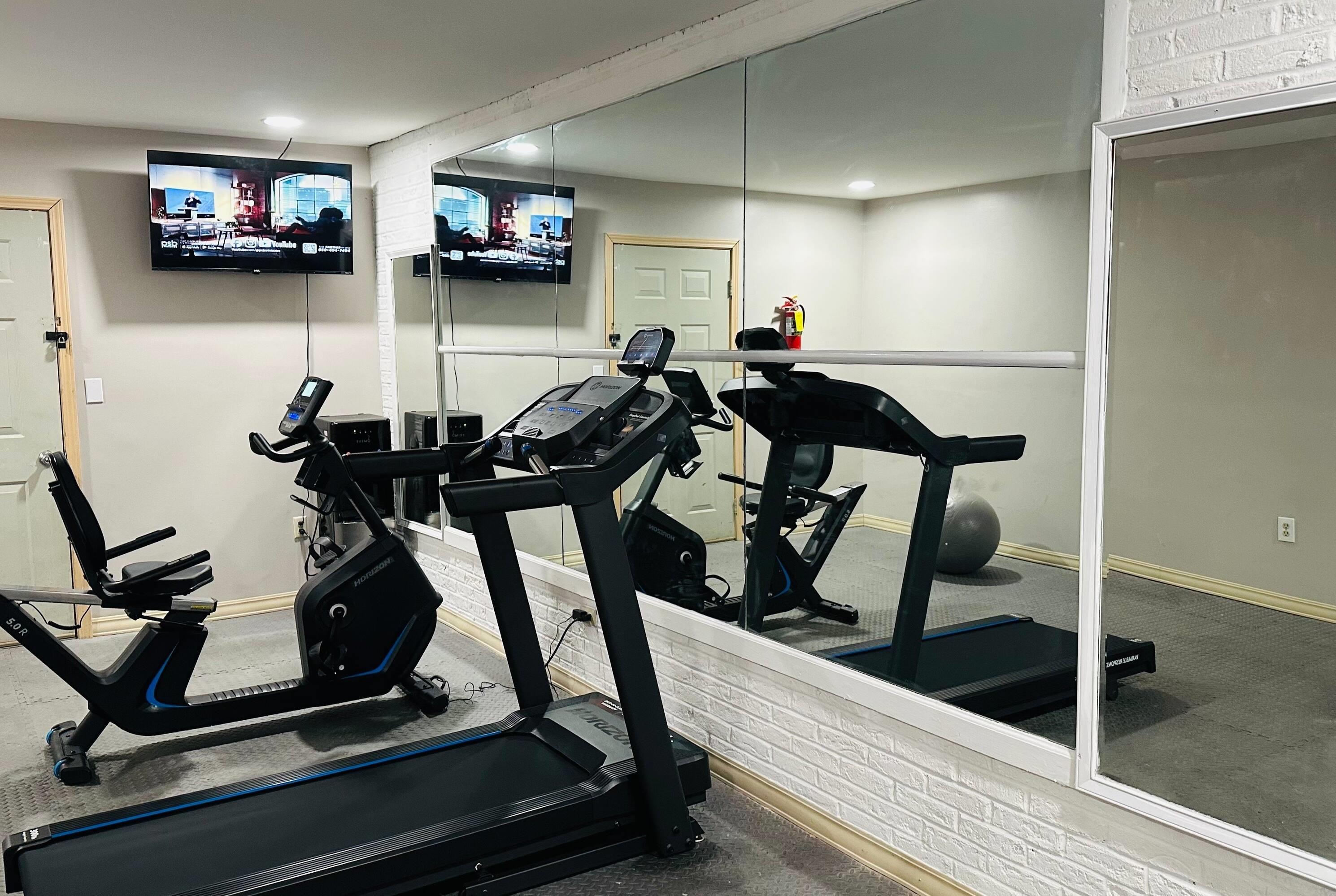 Health club fitness center gym | Days Inn by Wyndham Huntington
