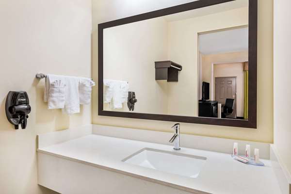 - Days Inn & Suites Katy - I-10, Exit 746