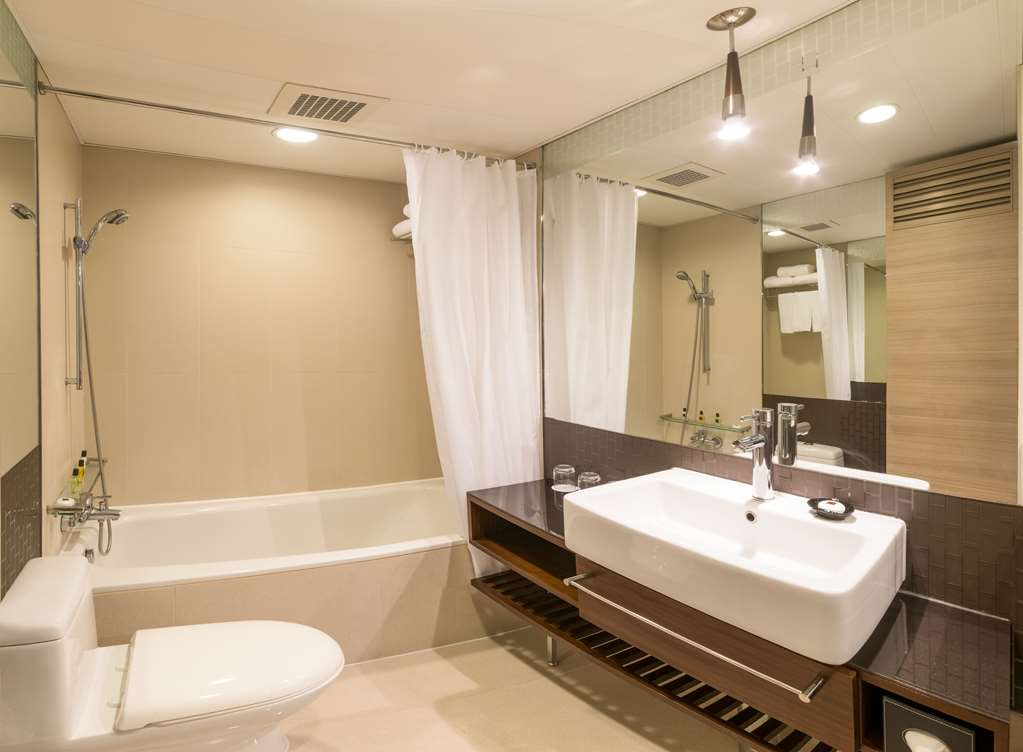 Kowloon Harbourfront Hotel-guestroom-Guest Room,On-Site.jpg