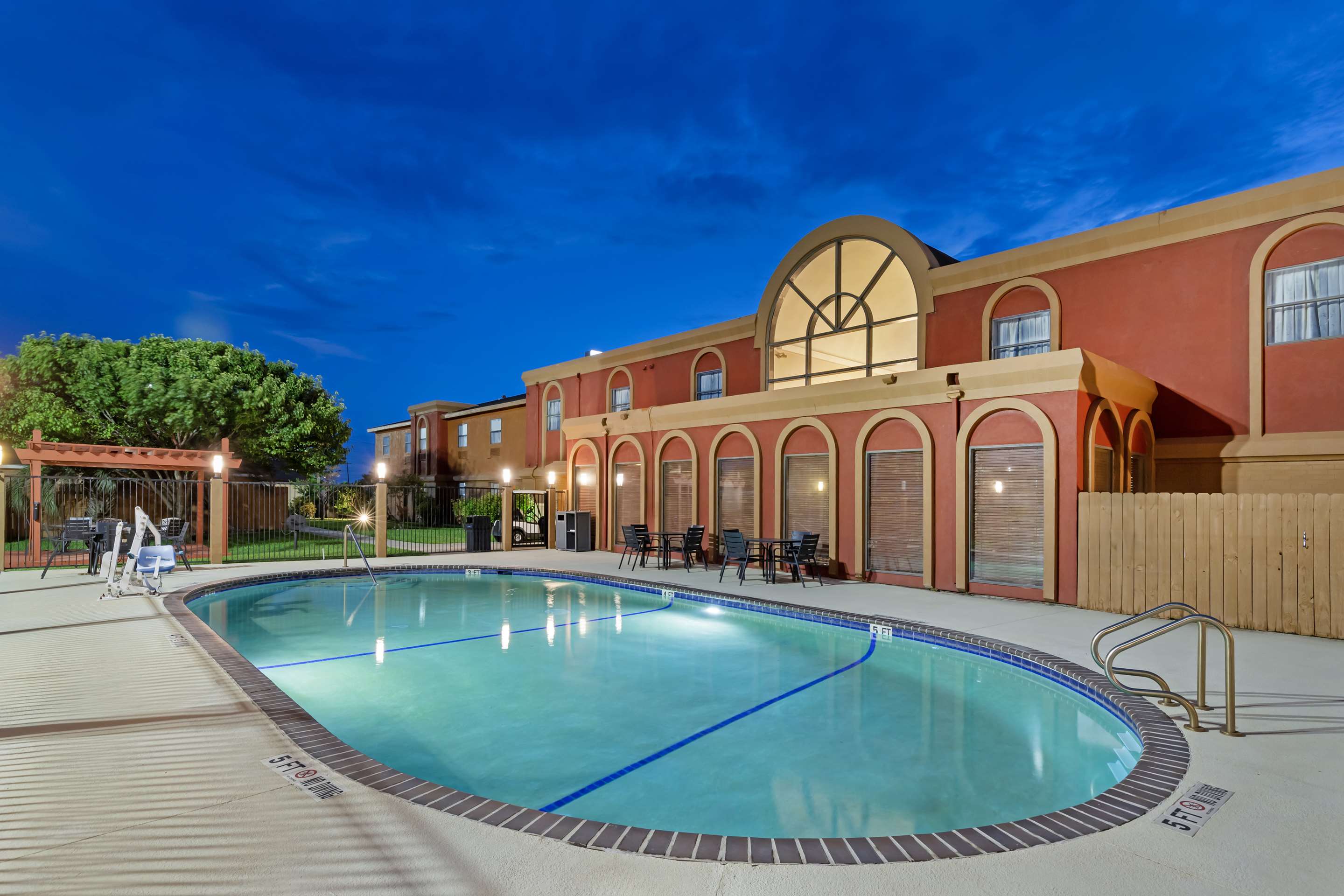 Outdoor Pool | Best Western Northwest Corpus Christi Inn & Suites