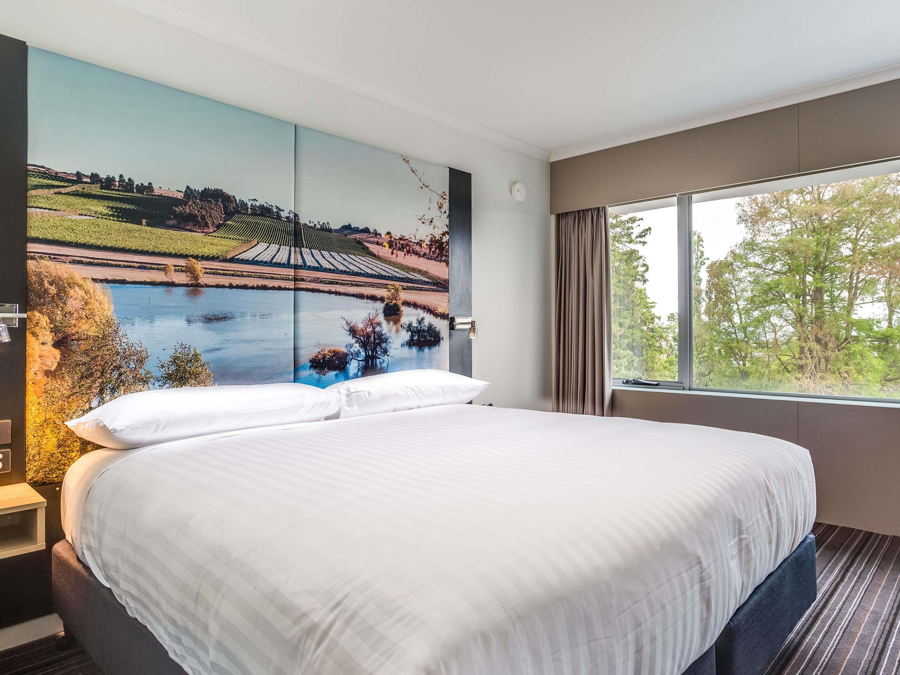 Mercure Launceston Room Type - Standard Room 1 King Bed Park View