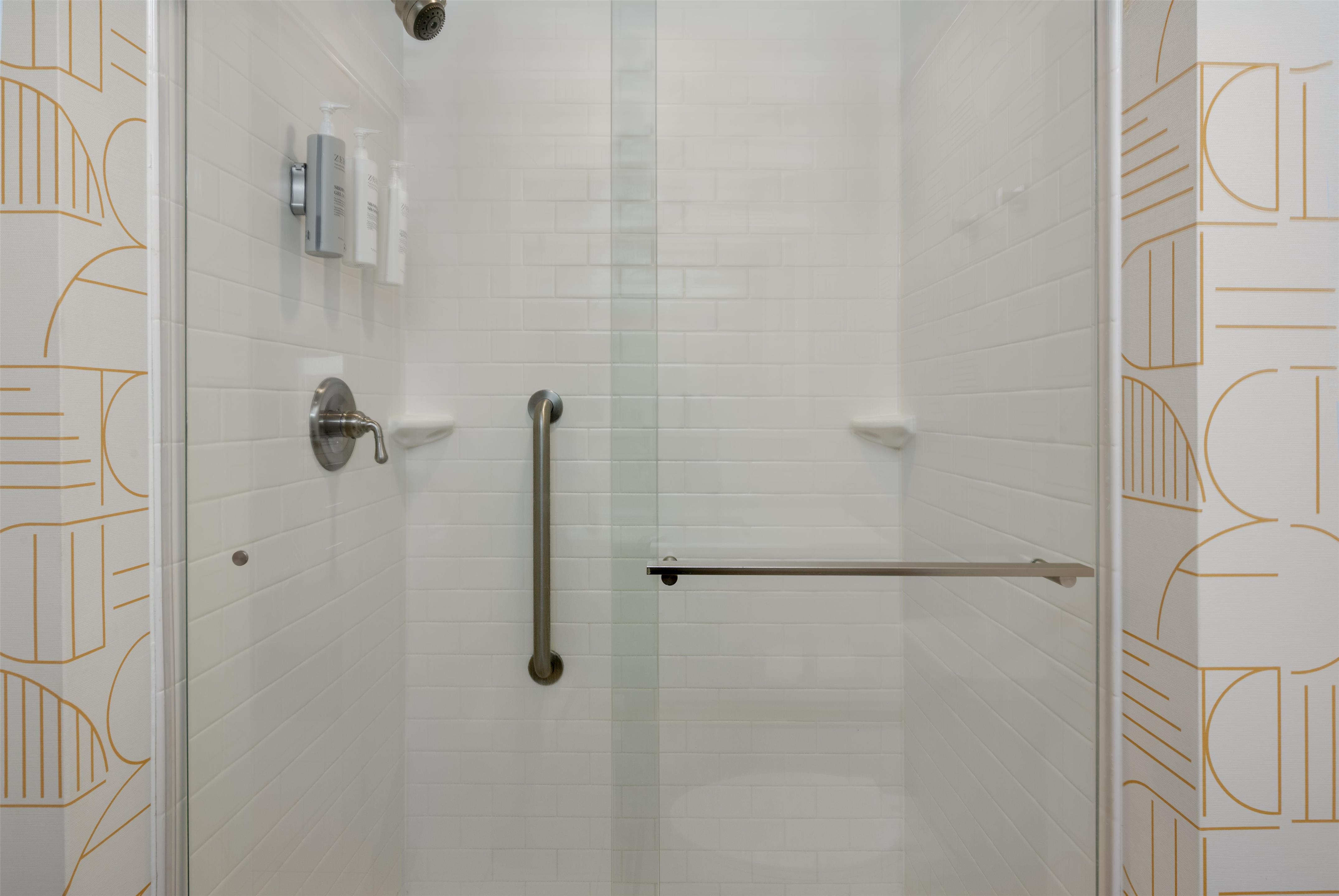 Guest room bath