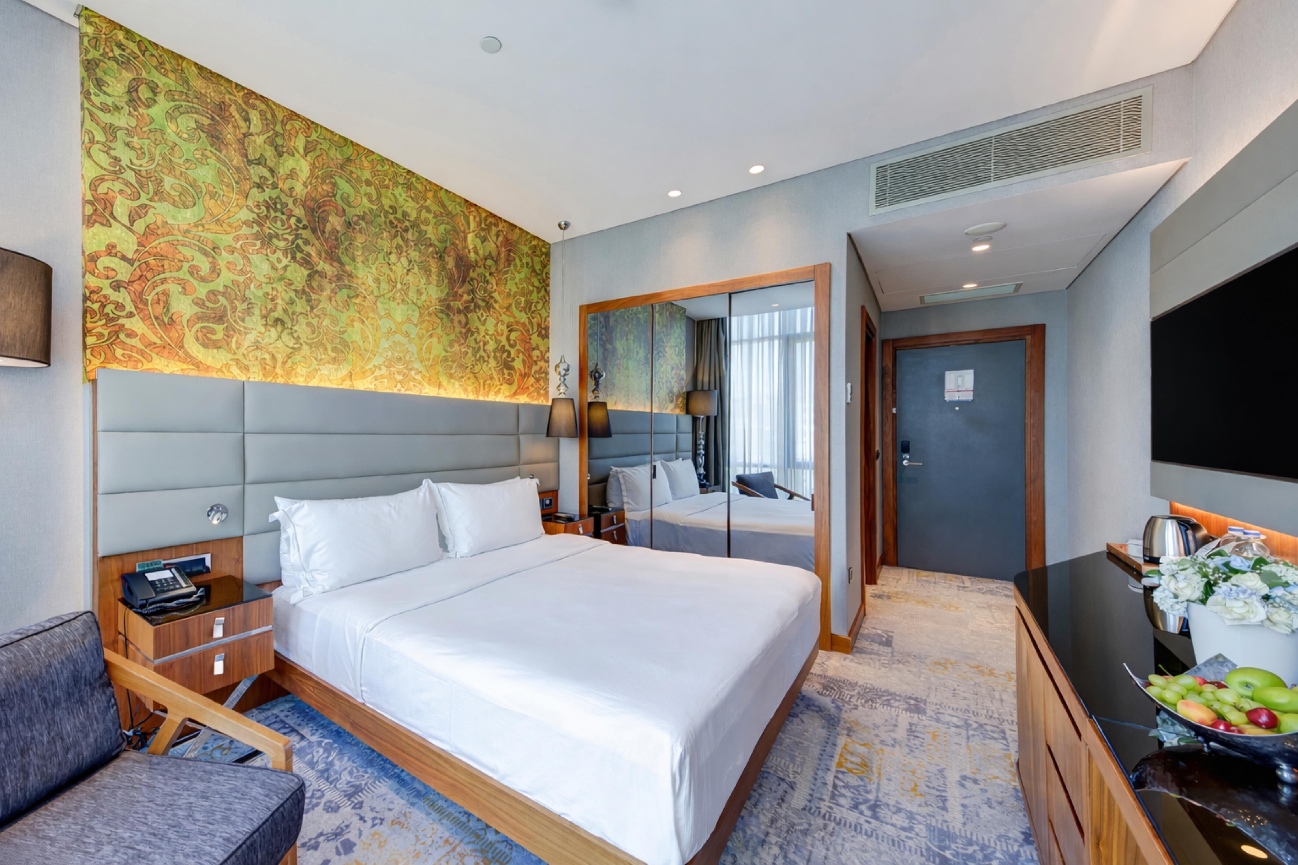 Double Tree by Hilton Hotel Istanbul Piyalepasa Room Type - KING GUEST ROOM