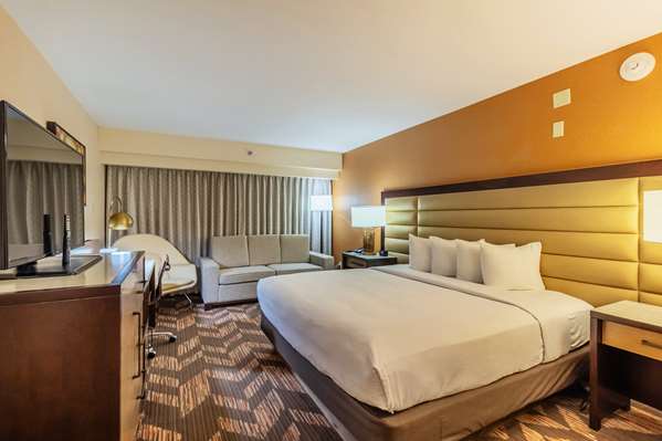  - DoubleTree by Hilton Hotel Lawrence - I-70, Exit 202