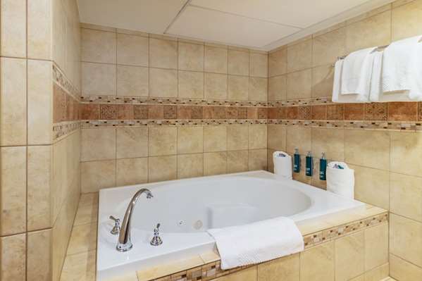  - DoubleTree by Hilton Hotel Lawrence - I-70, Exit 202