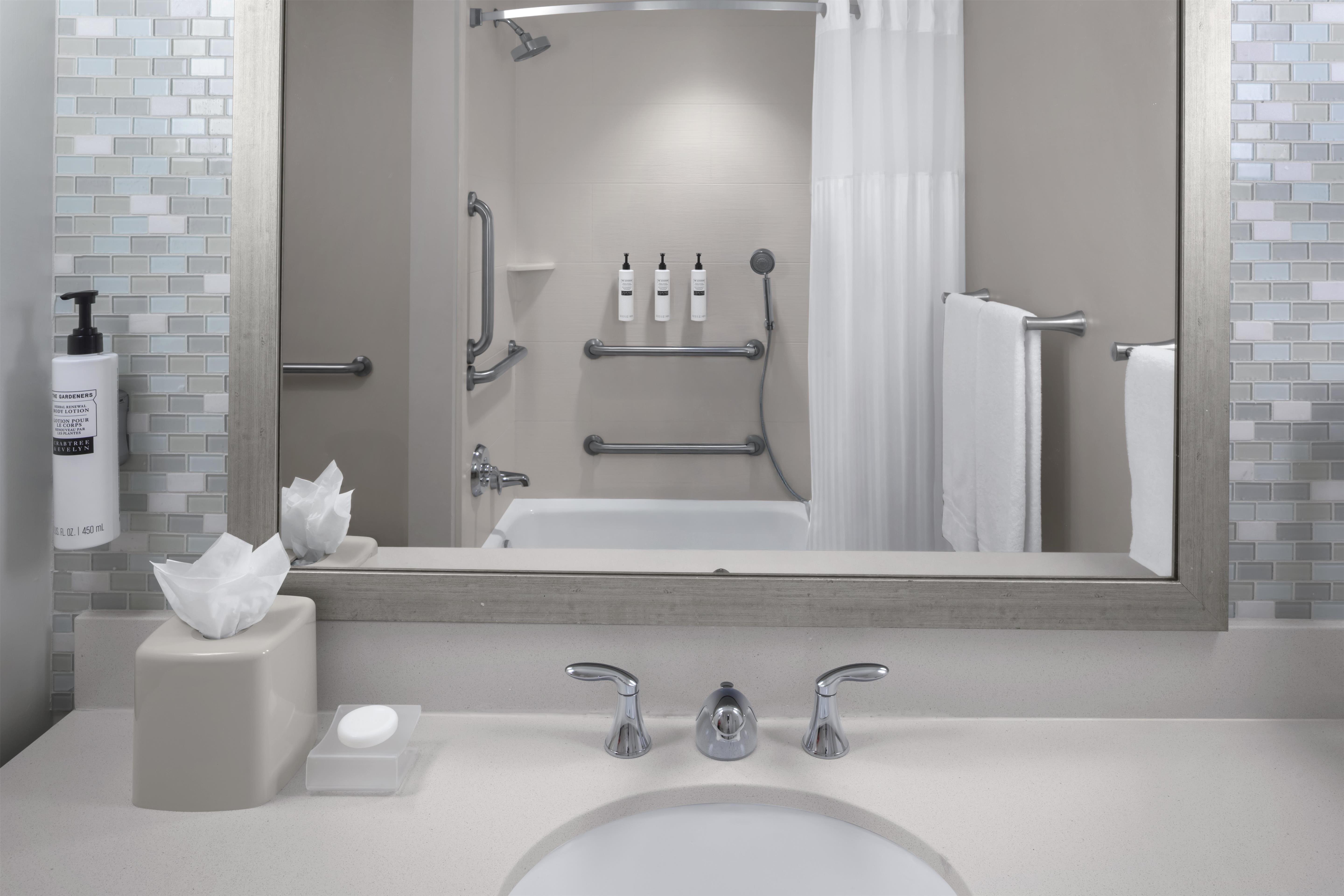 Hilton Garden Inn Miami Dolphin Mall Room Type - 1 QUEEN ACC RM W BATHTUB