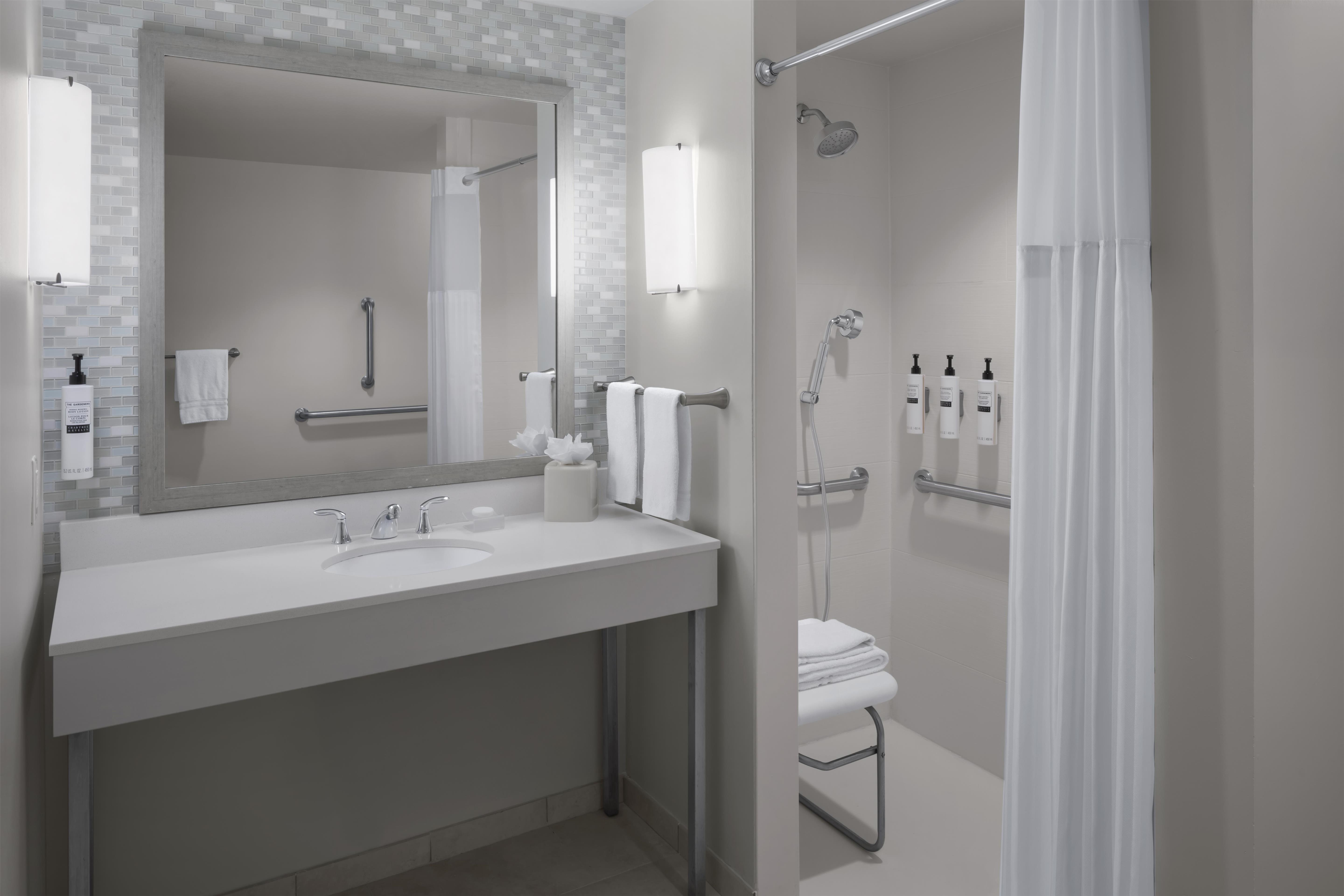 Hilton Garden Inn Miami Dolphin Mall Room Type - 1 QUEEN ACC RM ROLLIN SHWR