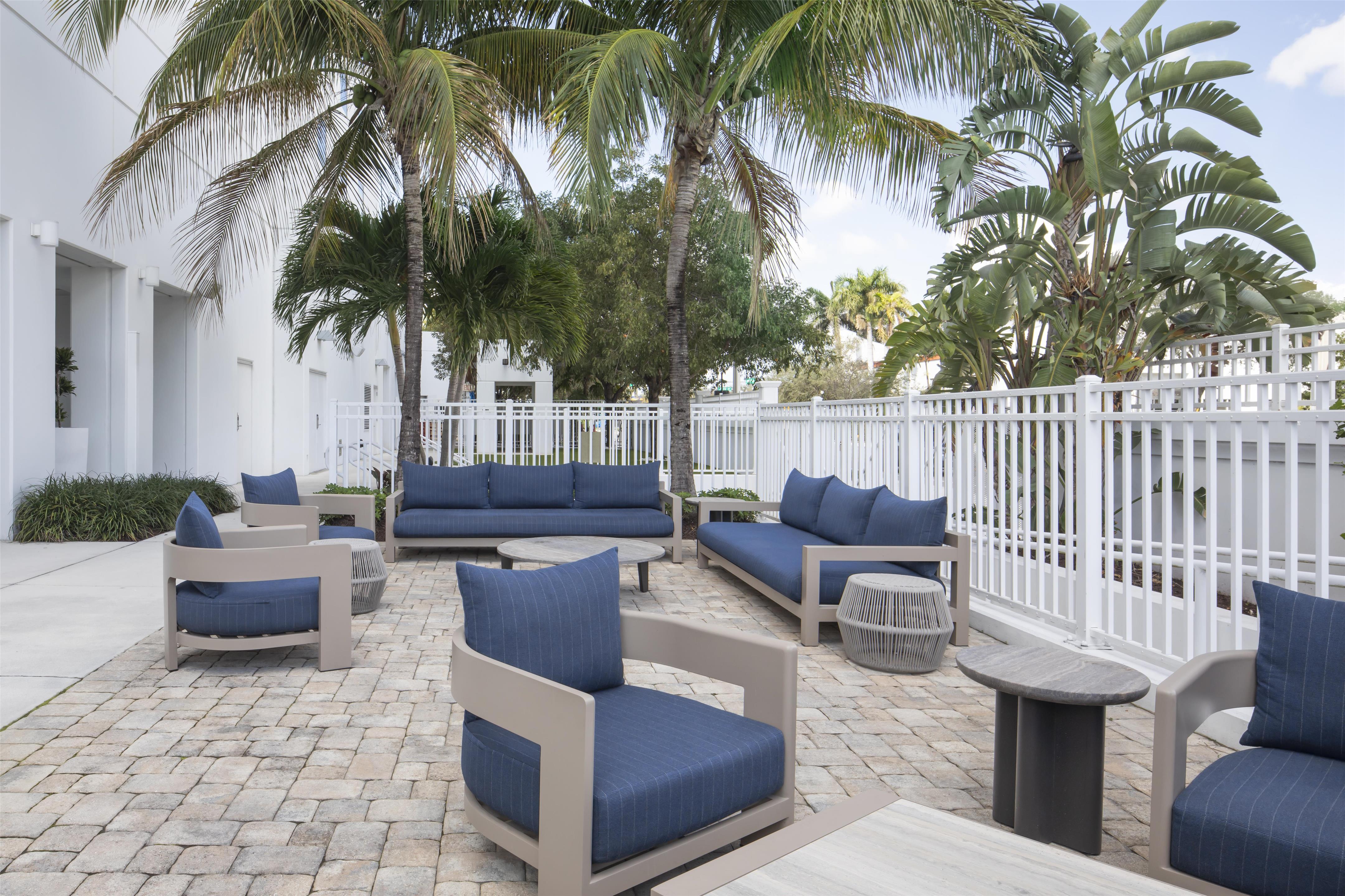 Exterior | Hilton Garden Inn Miami Dolphin Mall
