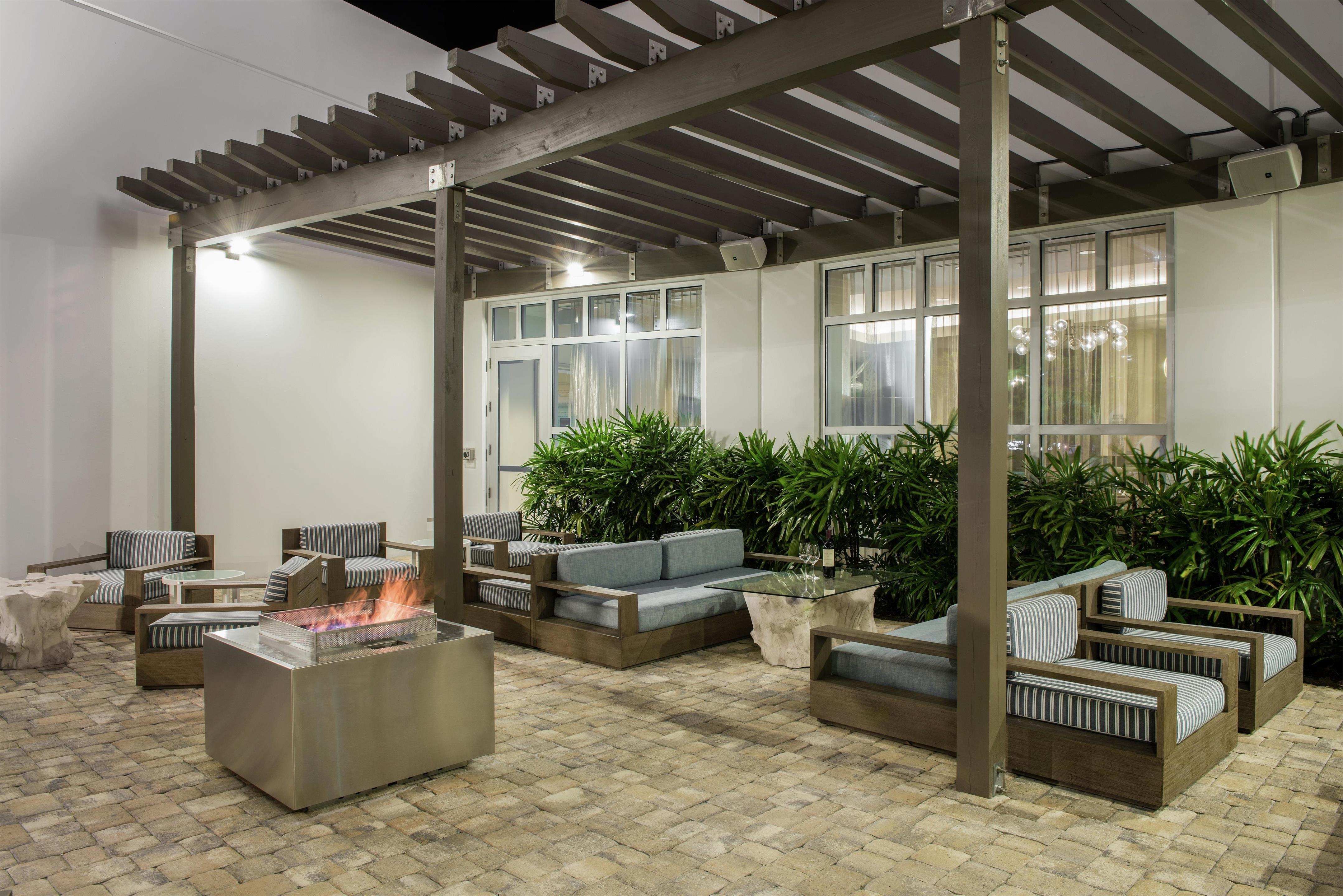 Exterior | Hilton Garden Inn Miami Dolphin Mall