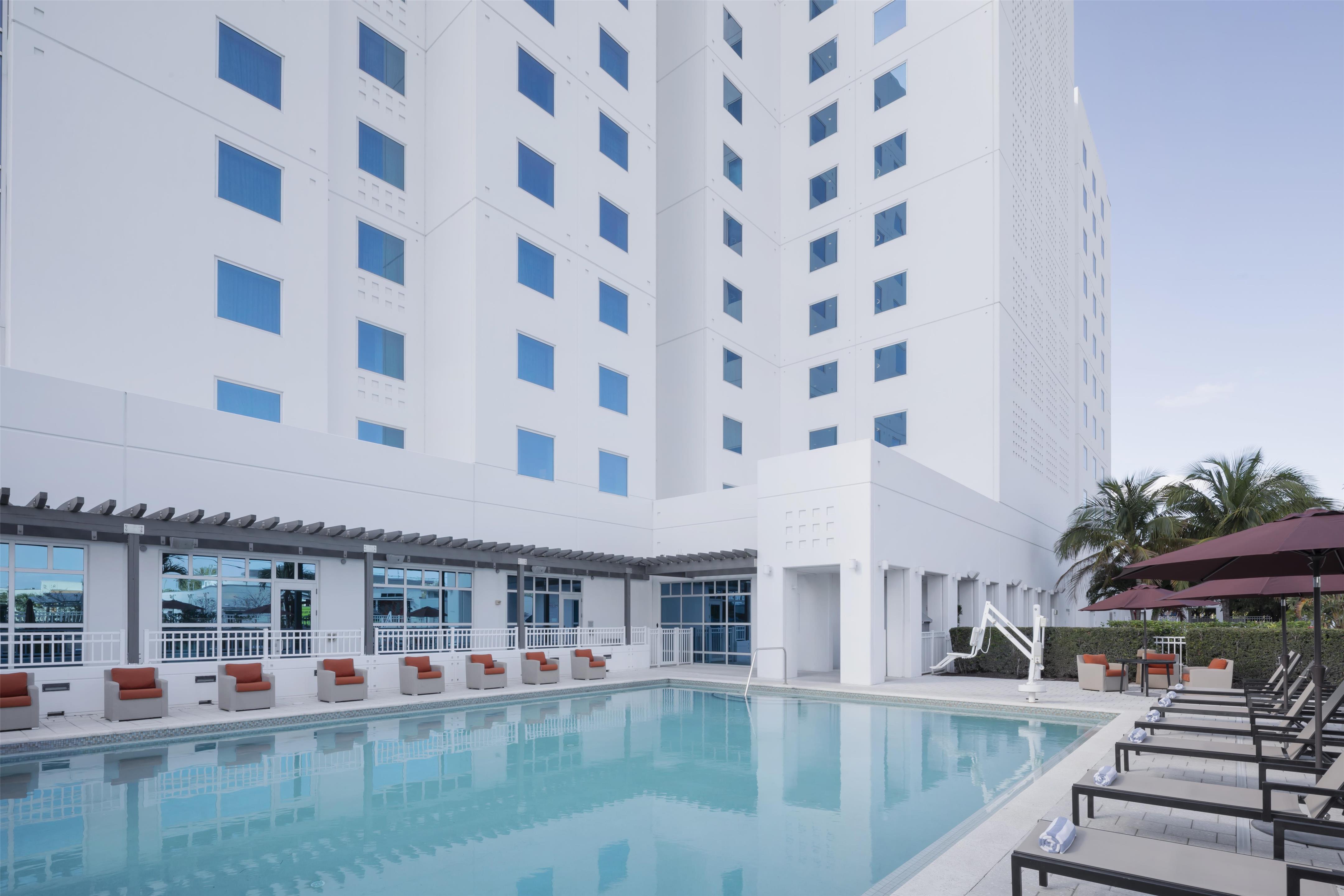 Pool | Hilton Garden Inn Miami Dolphin Mall
