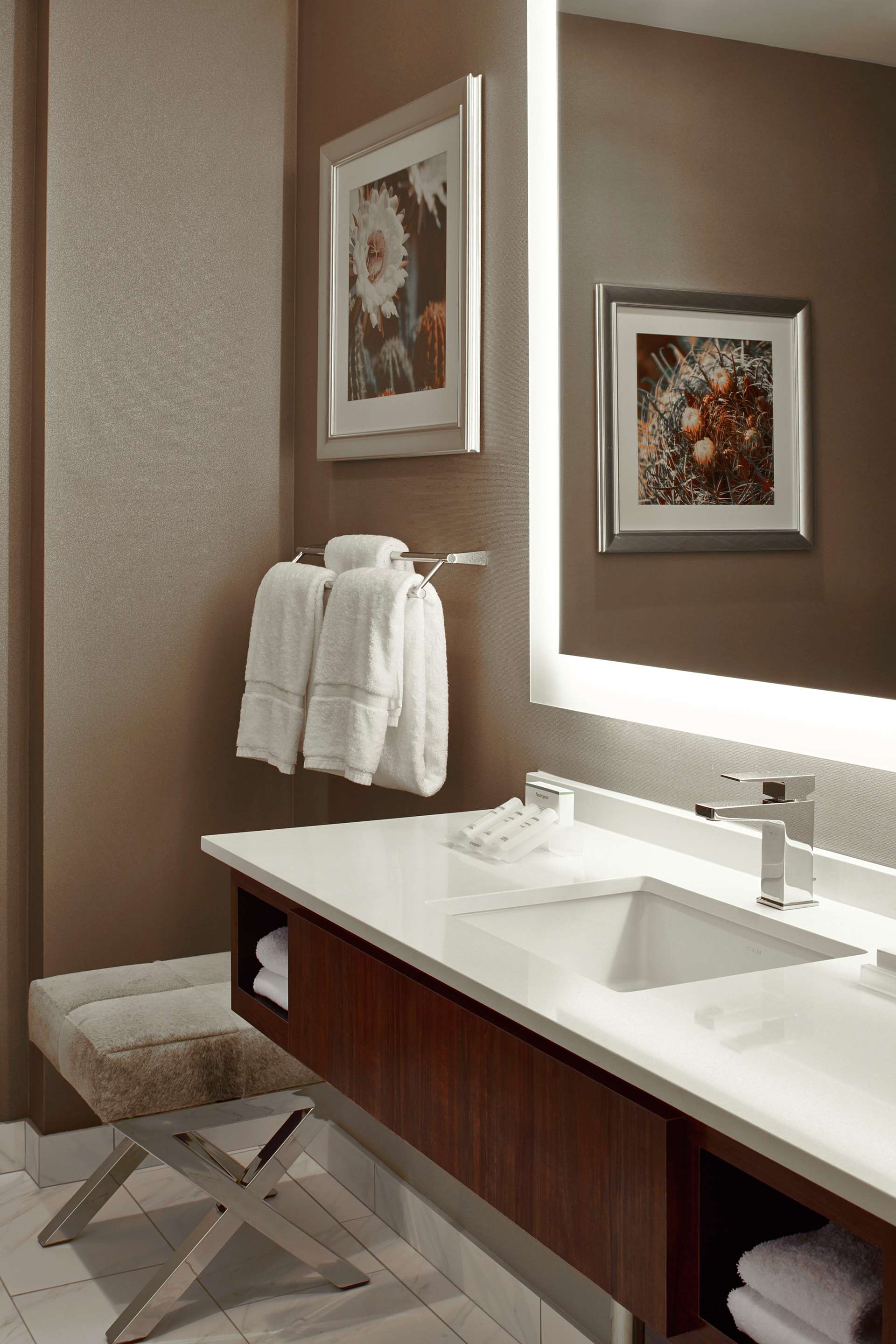 Guest room bath